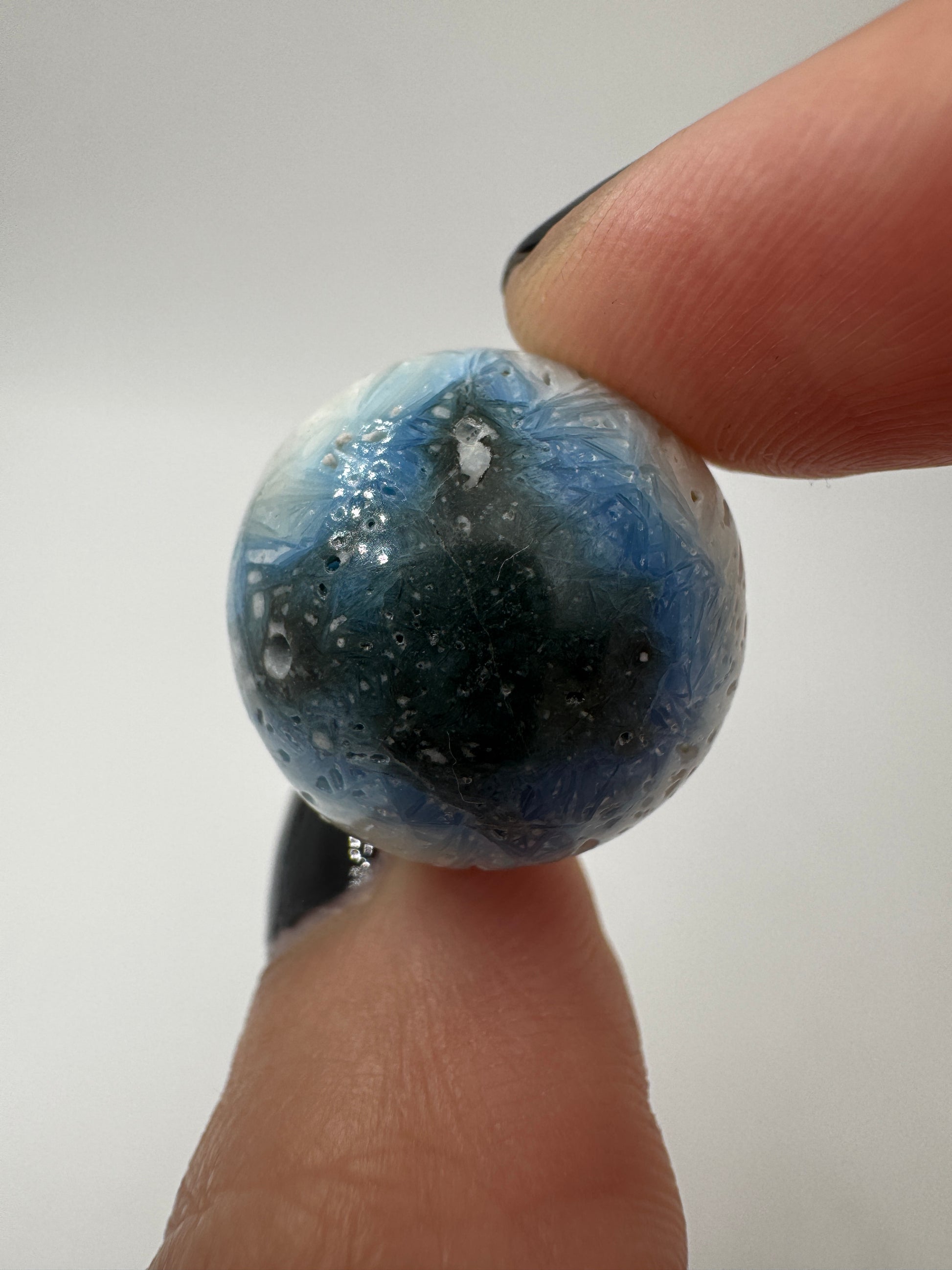 Exklusive Kugel aus Blue Ice Glacierite (Indonesien): Ein Muss für Sammler und Liebhaber ästhetischer Naturkuriositäten mit beeindruckender Farbtiefe.