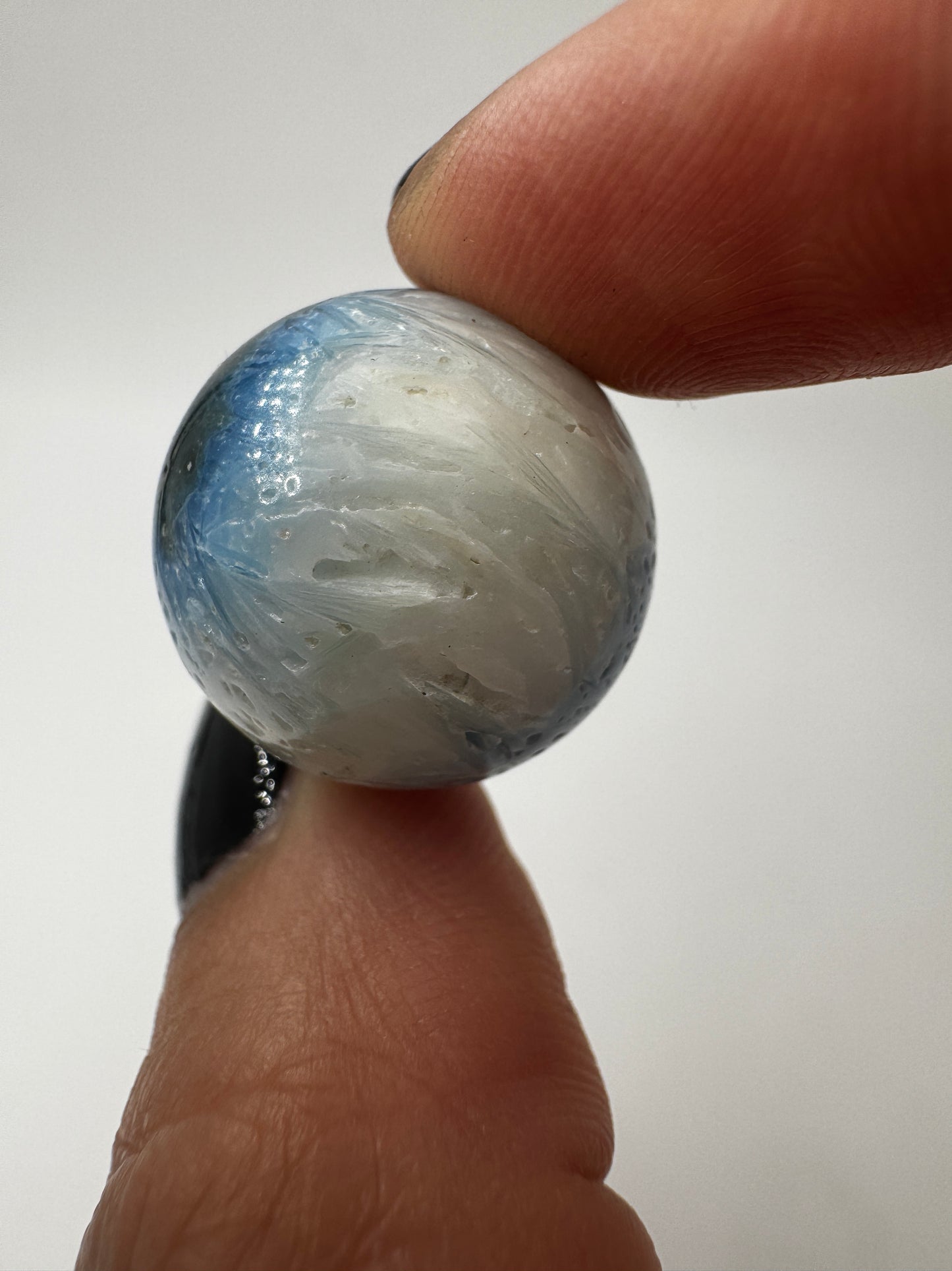 Exklusive Kugel aus Blue Ice Glacierite (Indonesien): Ein Muss für Sammler und Liebhaber ästhetischer Naturkuriositäten mit beeindruckender Farbtiefe.