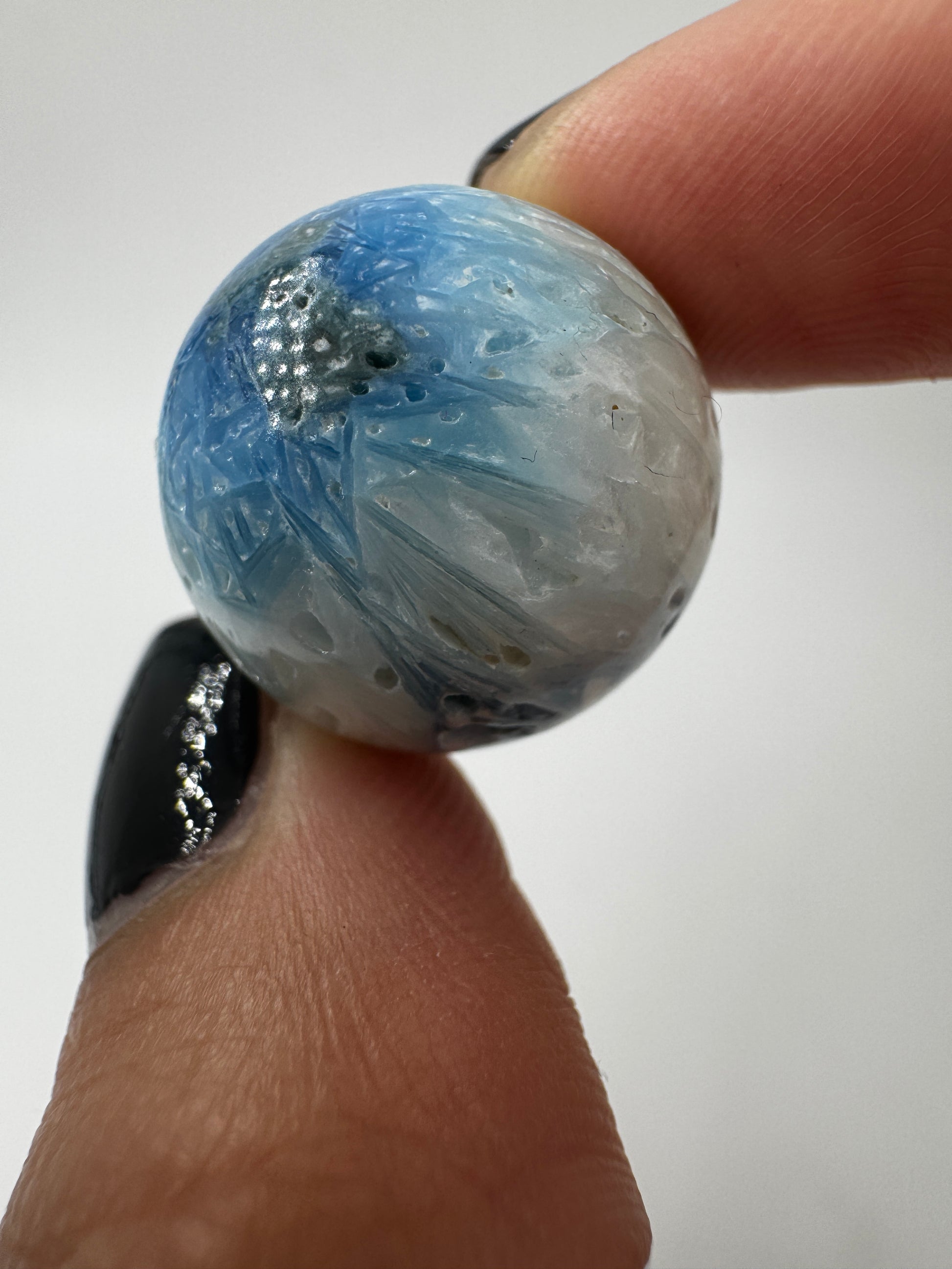 Exklusive Kugel aus Blue Ice Glacierite (Indonesien): Ein Muss für Sammler und Liebhaber ästhetischer Naturkuriositäten mit beeindruckender Farbtiefe.