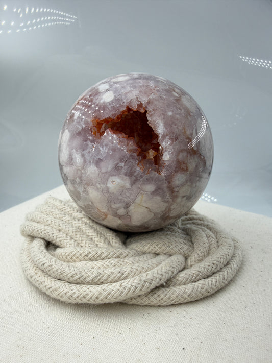 Polierte Kugel aus Blumenachat und Amethyst mit Druse und Eisenoxid auf den Kristallspitzen, Ø 7,2 cm
