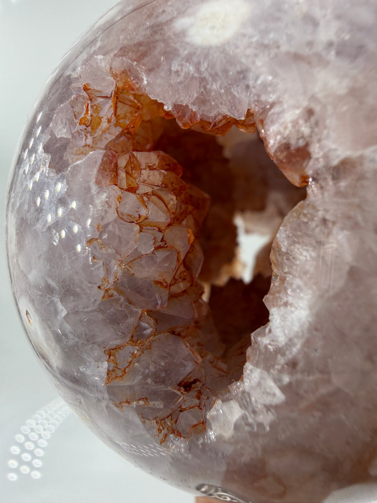 Polierte Kugel aus Blumenachat und Amethyst mit Druse und Eisenoxid auf den Kristallspitzen, Ø 7,2 cm