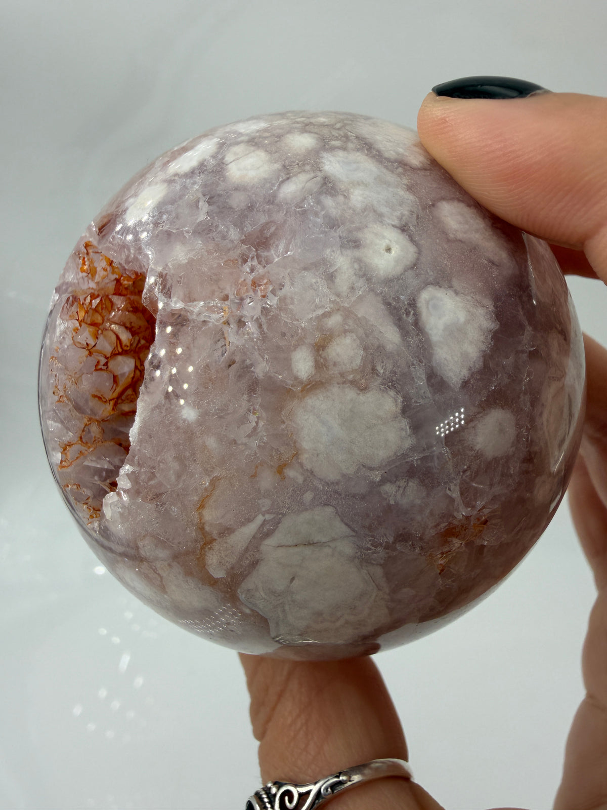 Polierte Kugel aus Blumenachat und Amethyst mit Druse und Eisenoxid auf den Kristallspitzen, Ø 7,2 cm