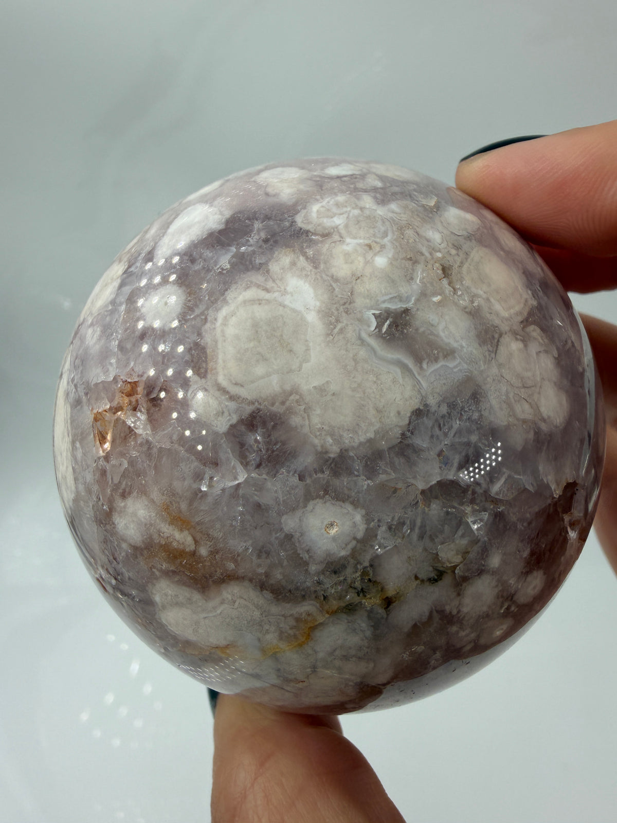 Polierte Kugel aus Blumenachat und Amethyst mit Druse und Eisenoxid auf den Kristallspitzen, Ø 7,2 cm