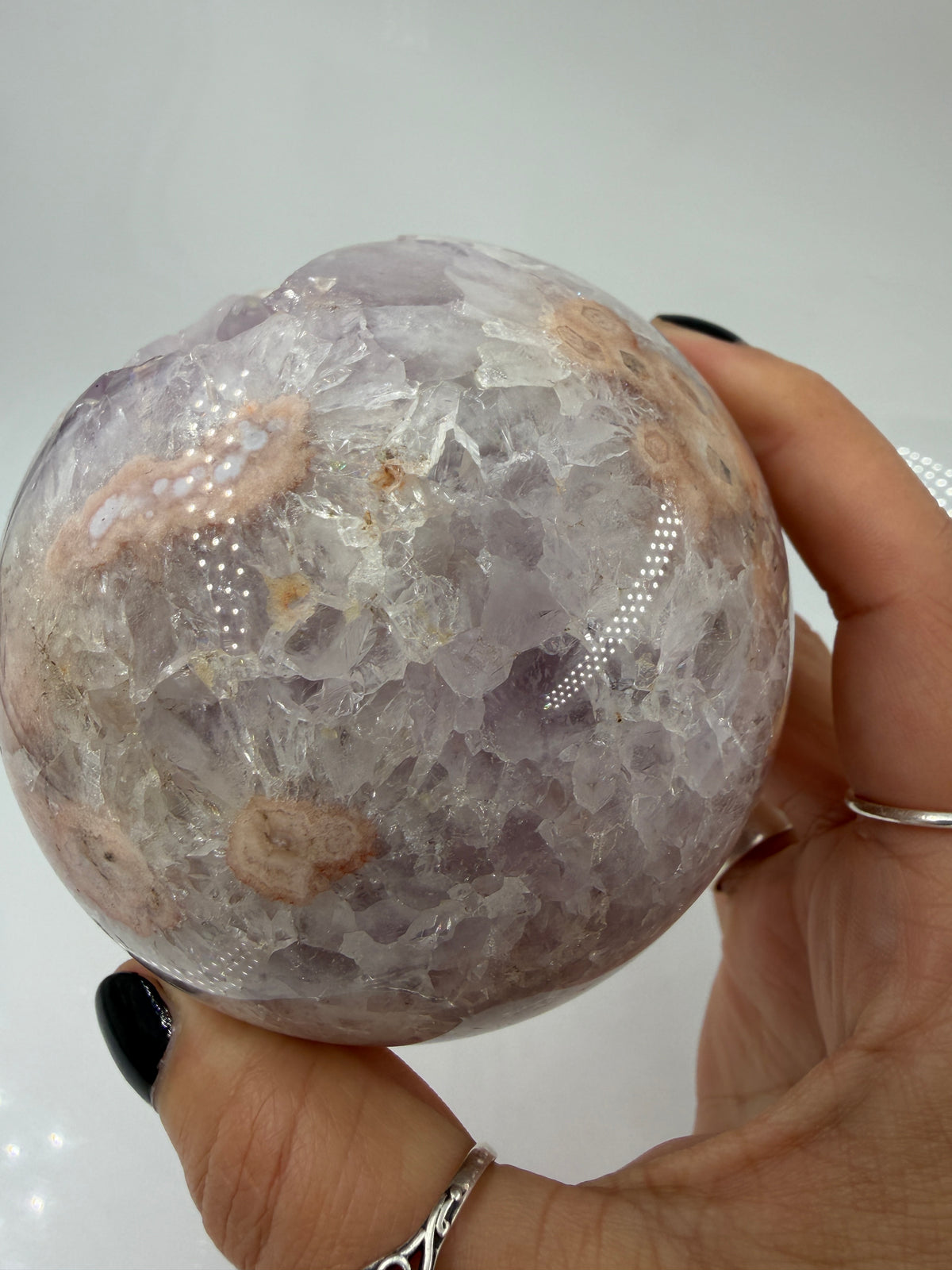 Polierte Kugel aus Blumenachat und Amethyst mit sichtbarer Druse, Ø 8,5 cm