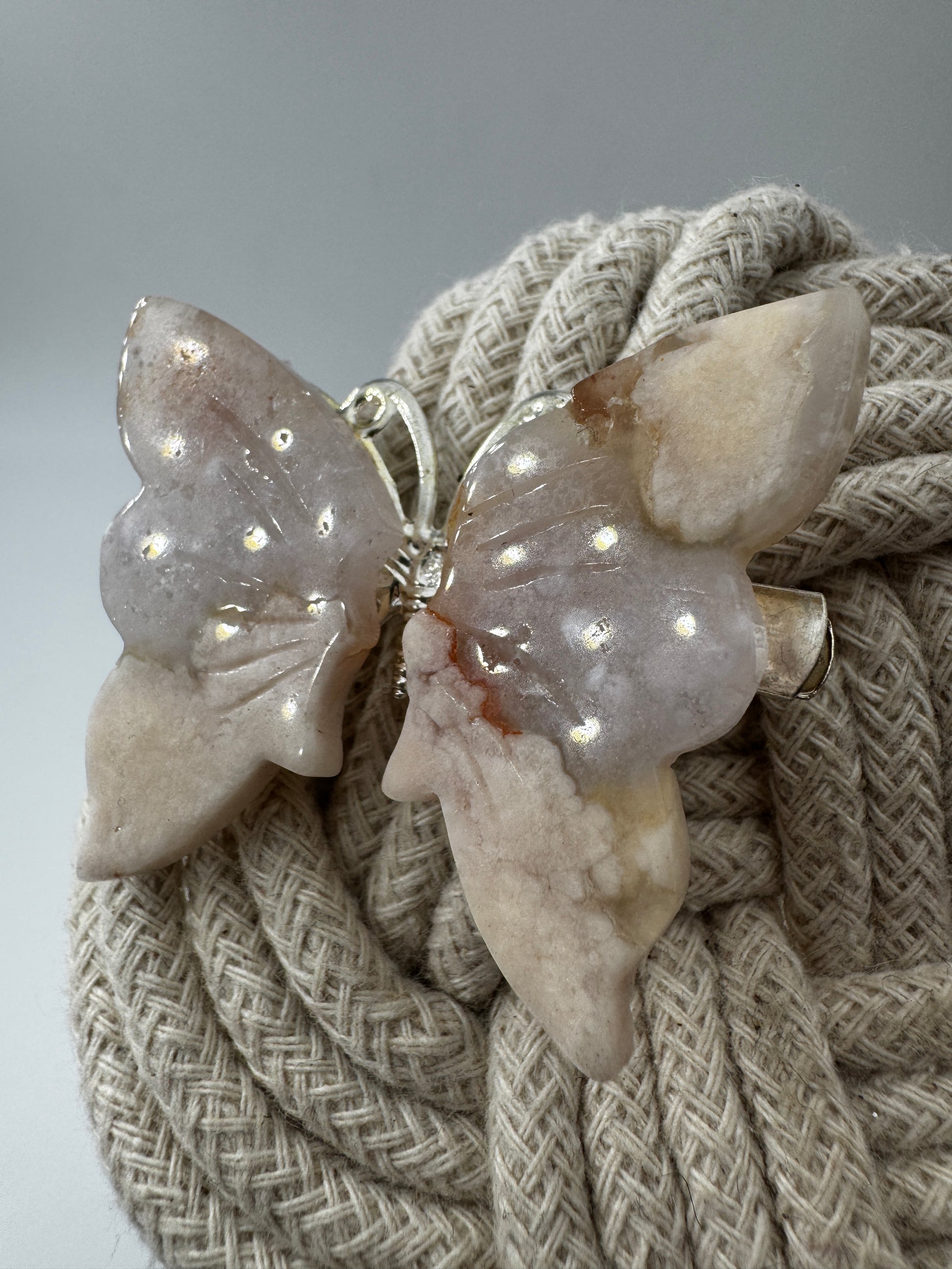 Dekorative Haarspangen in Schmetterlingsform mit Flügeln aus Blumenachat.