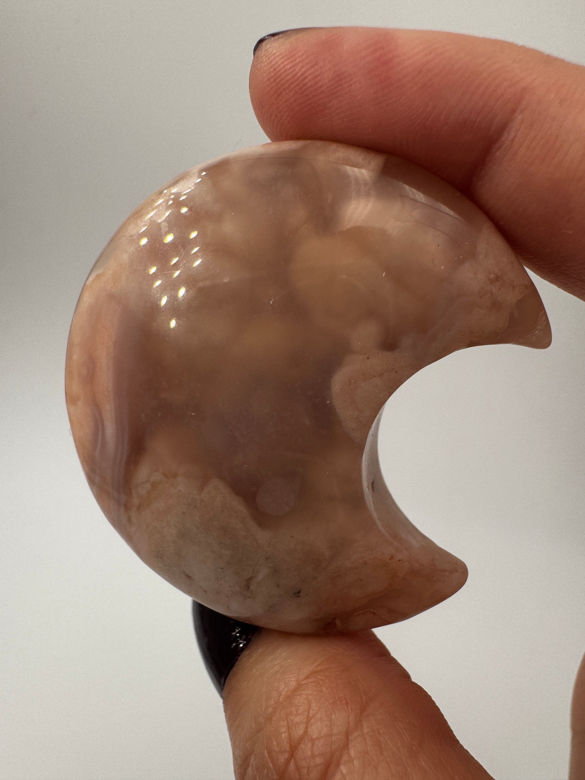 Mondförmiges Carving aus Blumenachat BM9 mit charakteristischer Dendritenzeichnung und kompaktem Schliff.