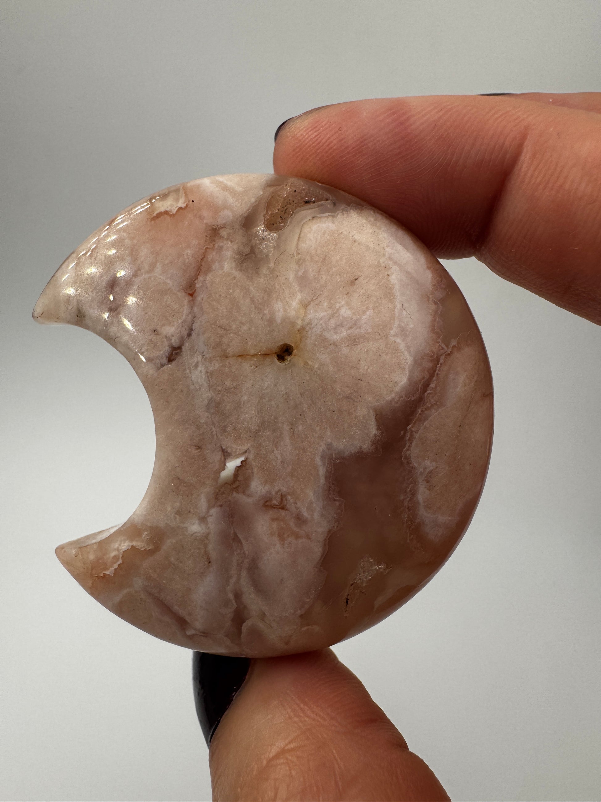 Mondförmiges Carving aus Blumenachat BM9 mit charakteristischer Dendritenzeichnung und kompaktem Schliff.