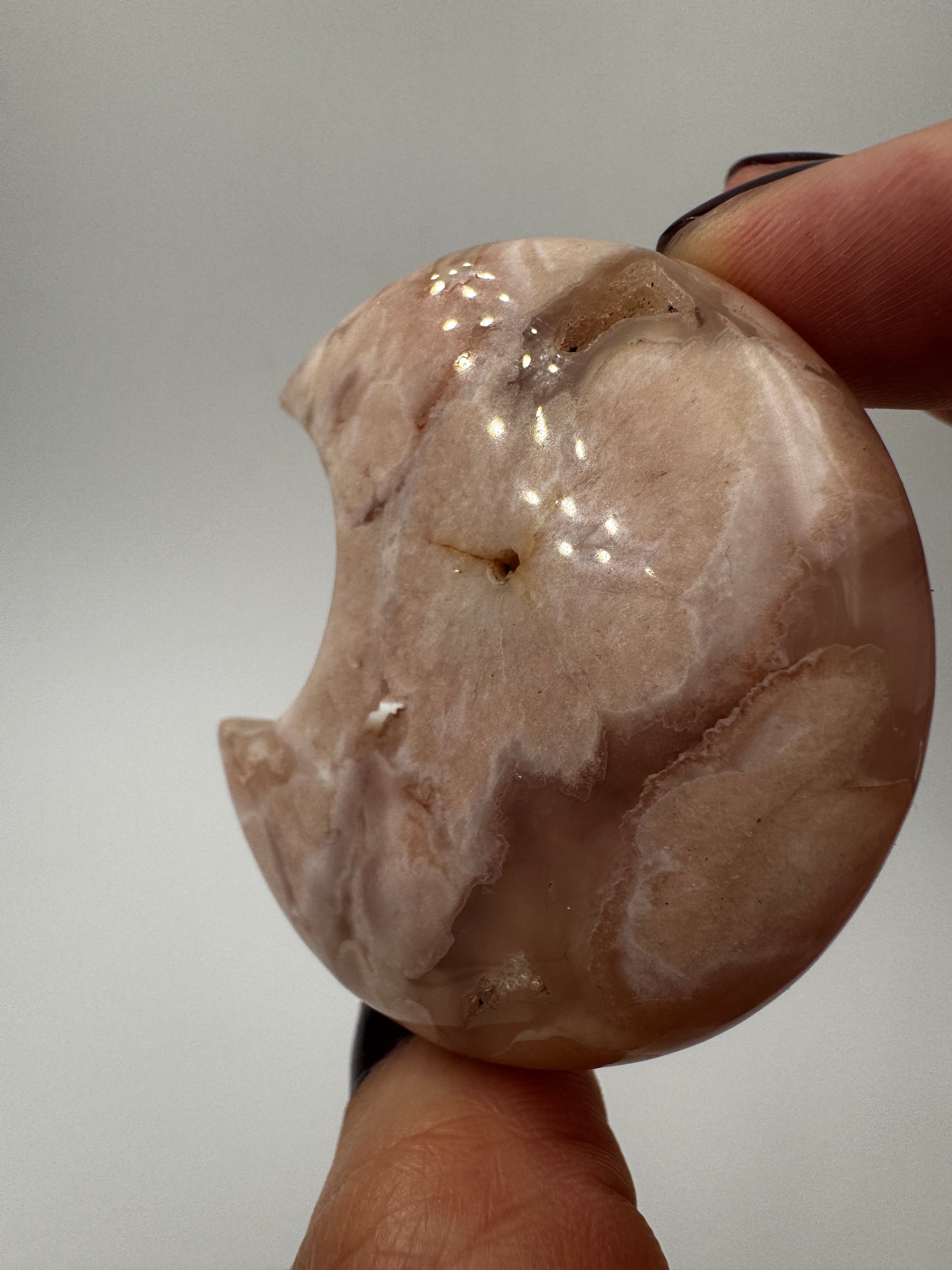 Mondförmiges Carving aus Blumenachat BM9 mit charakteristischer Dendritenzeichnung und kompaktem Schliff.