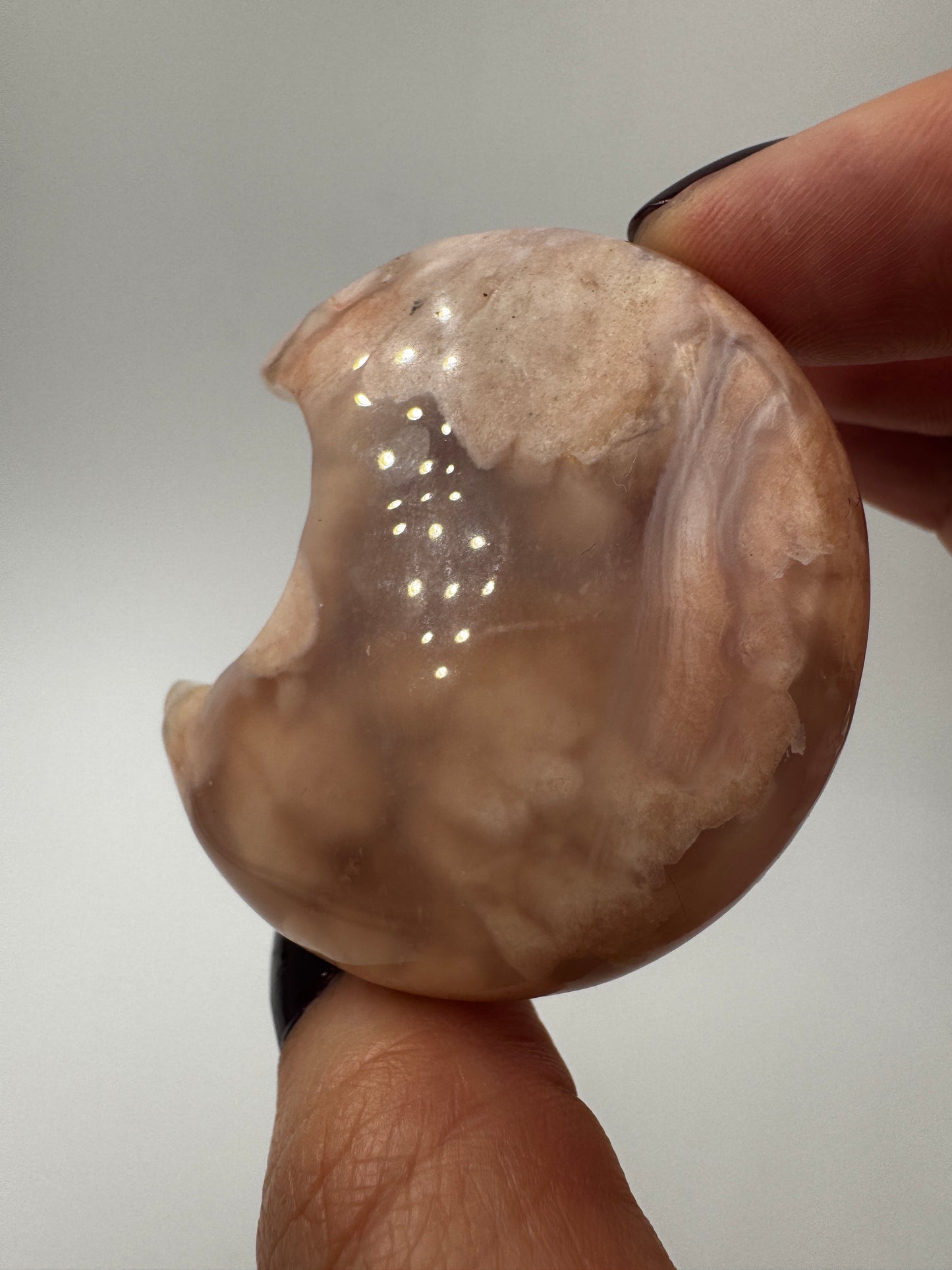 Mondförmiges Carving aus Blumenachat BM9 mit charakteristischer Dendritenzeichnung und kompaktem Schliff.