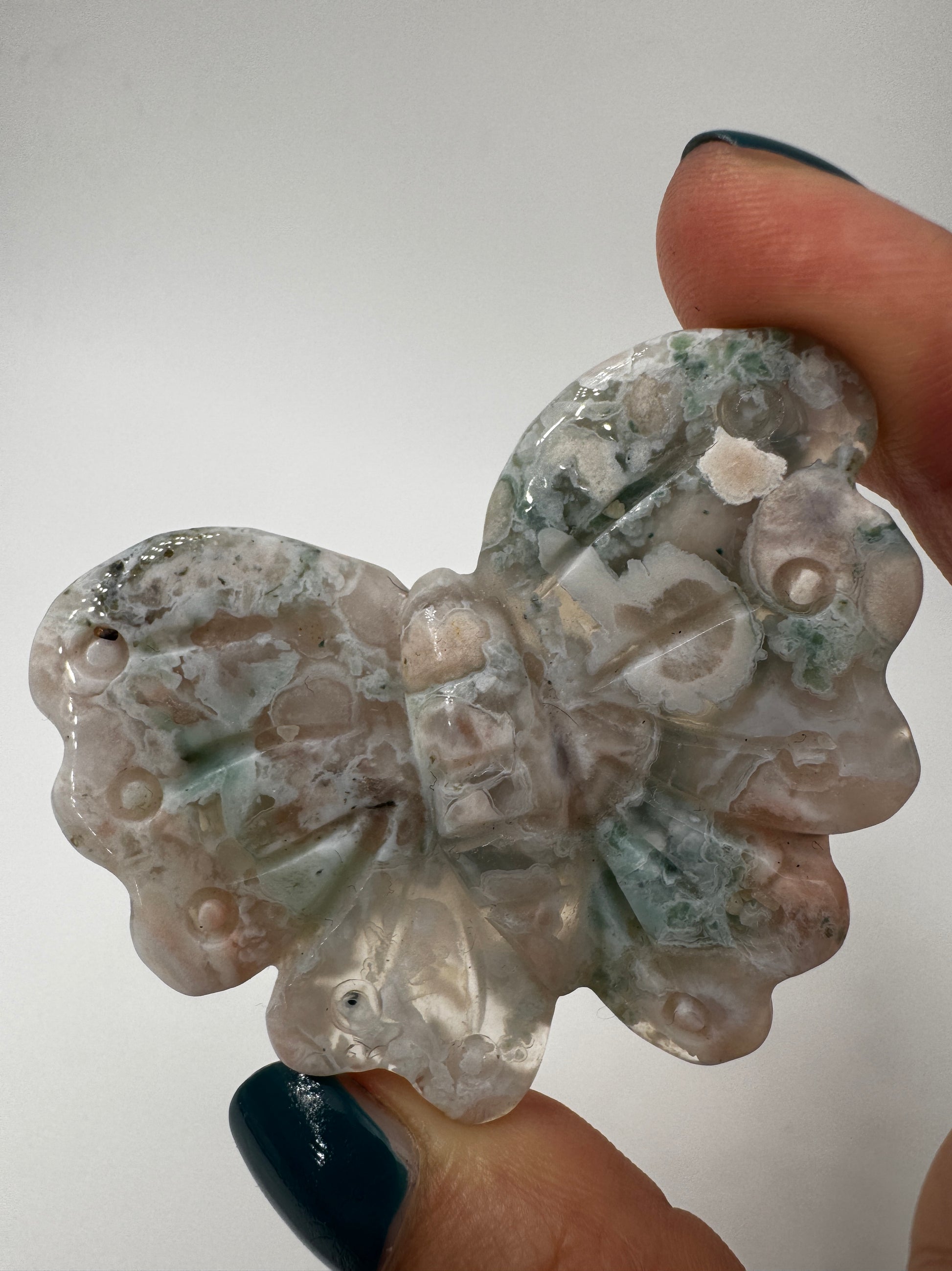 Handgeschliffener Schmetterling aus Blumenachat BS30 mit sphärolithischen Einschlüssen.