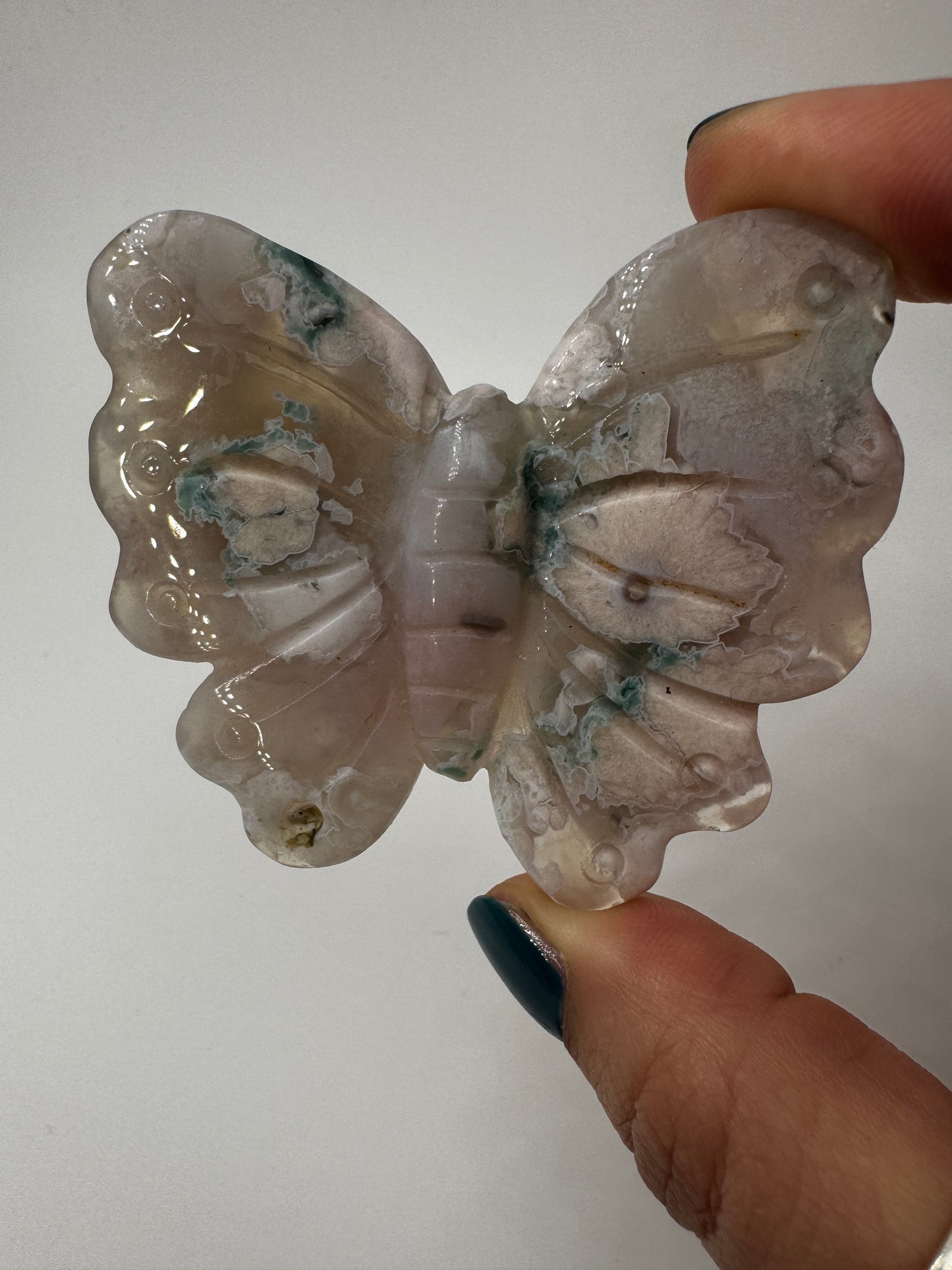 Handgeschliffener Schmetterling aus Blumenachat BS33 mit sphärolithischen Einschlüssen.