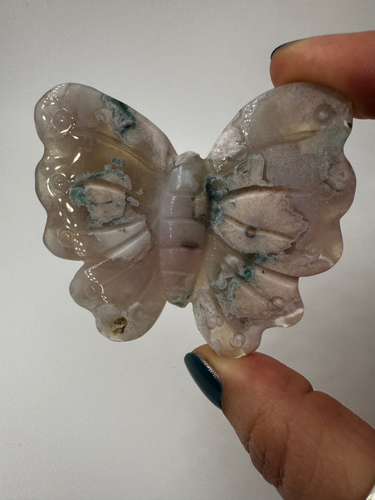 Handgeschliffener Schmetterling aus Blumenachat BS33 mit sphärolithischen Einschlüssen.