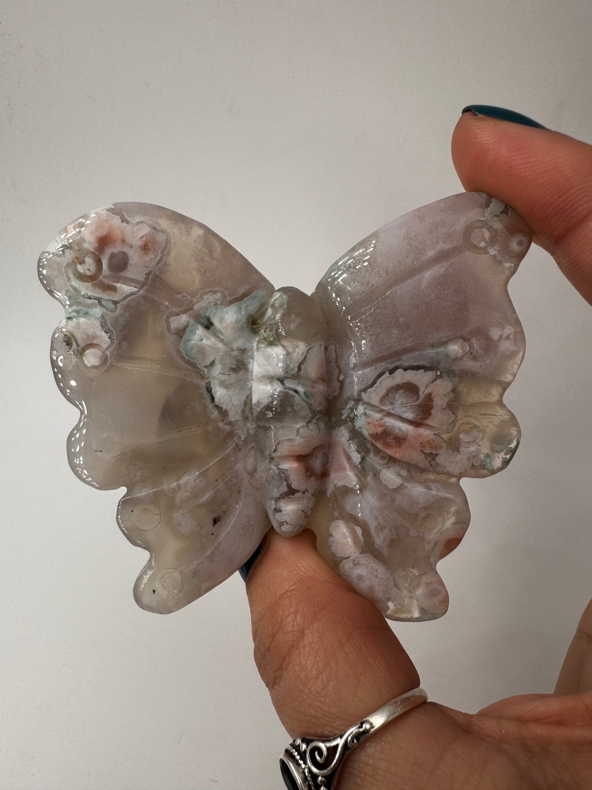 Handgeschliffener Schmetterling aus Blumenachat BS38 mit sphärolithischen Einschlüssen.
