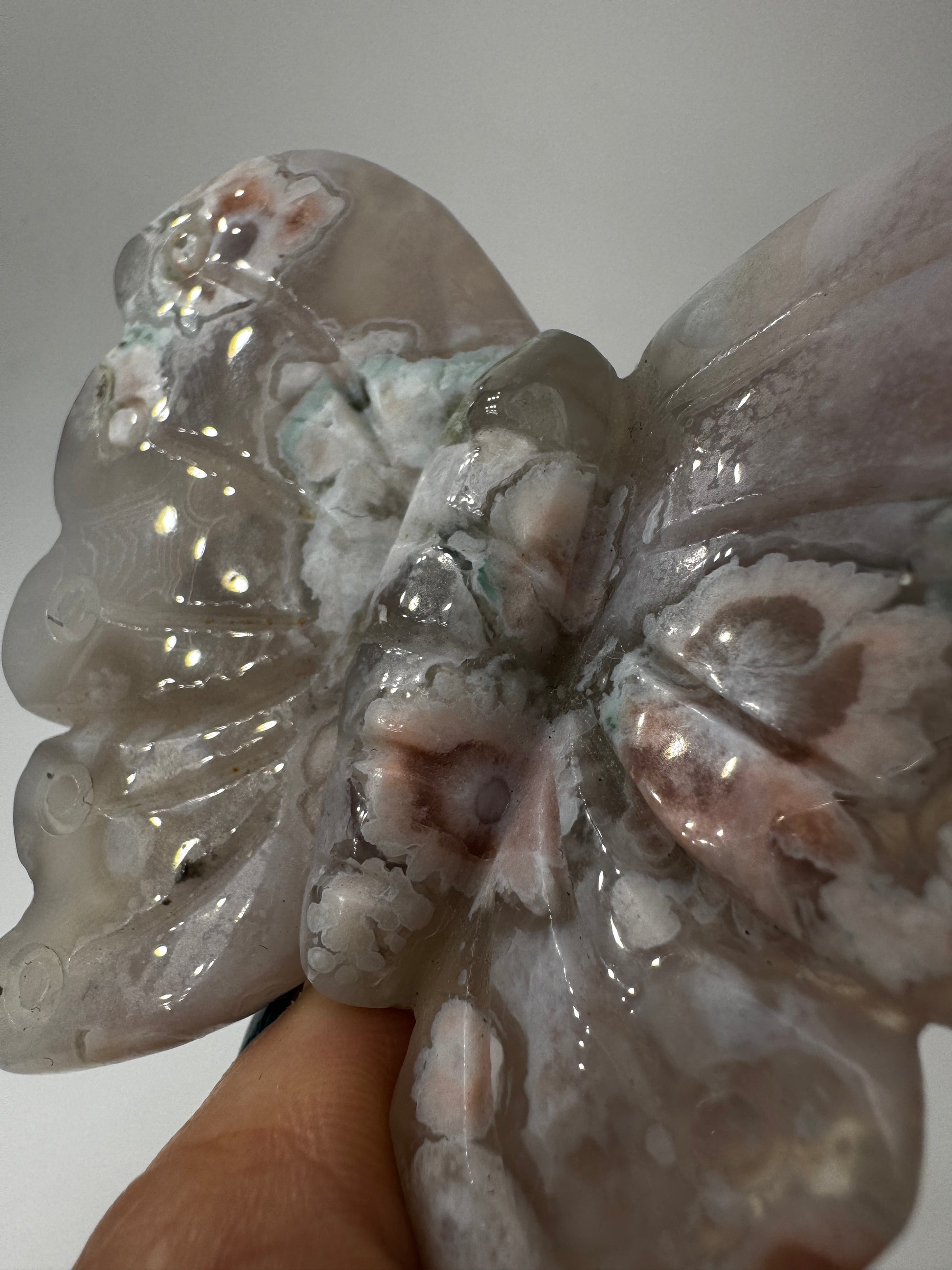 Handgeschliffener Schmetterling aus Blumenachat BS38 mit sphärolithischen Einschlüssen.