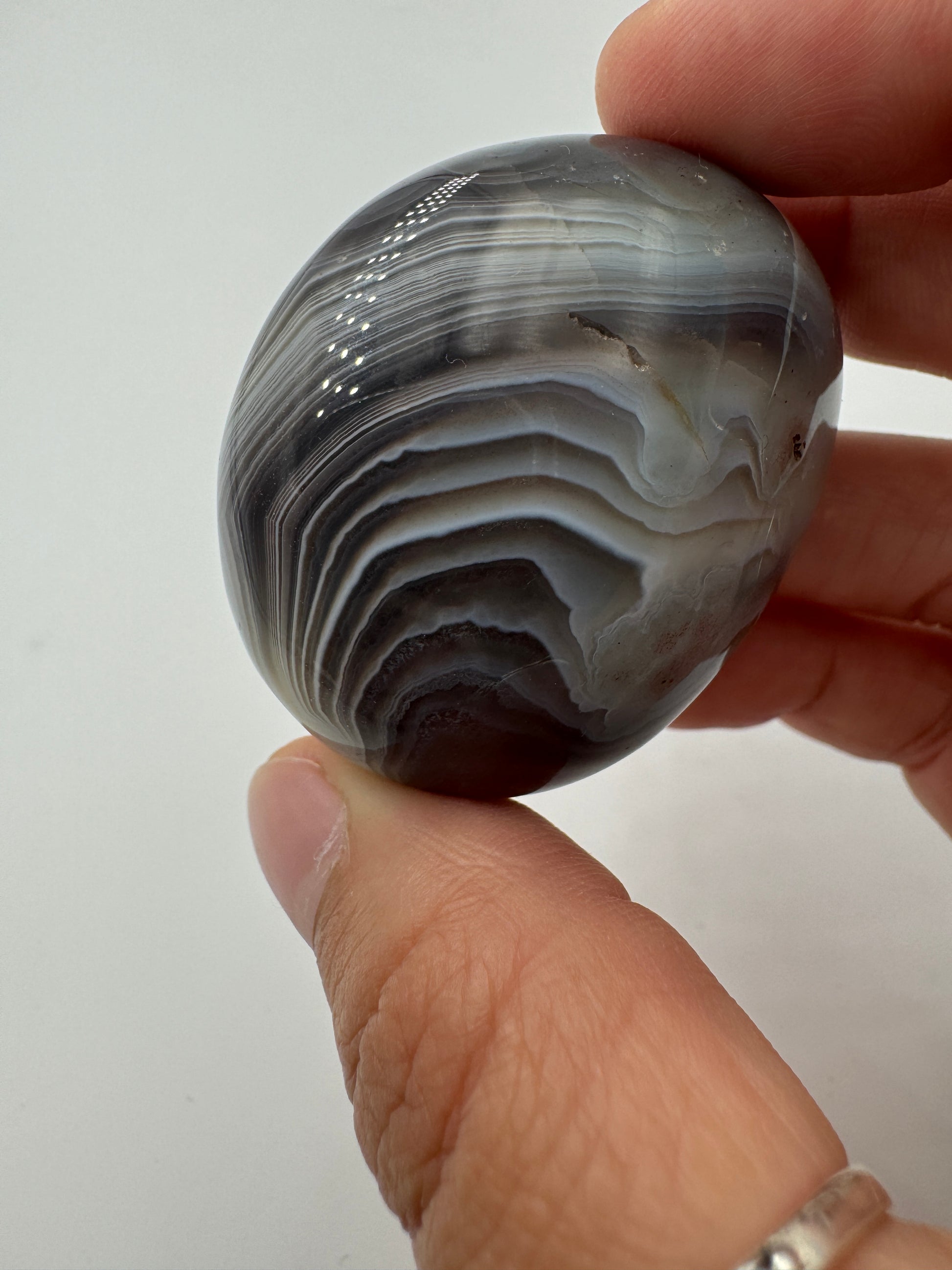 Botswana Achat Handstein, 4,5 × 3,5 cm, mit feinen konzentrischen Bänderungen in Grau- und Rosatönen
