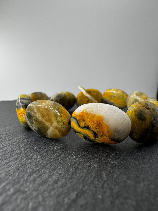 Armband aus Bumble Bee Jasper (Eclipse), ca. 19 cm Umfang, mit charakteristischer gelb-schwarz-oranger Bänderung