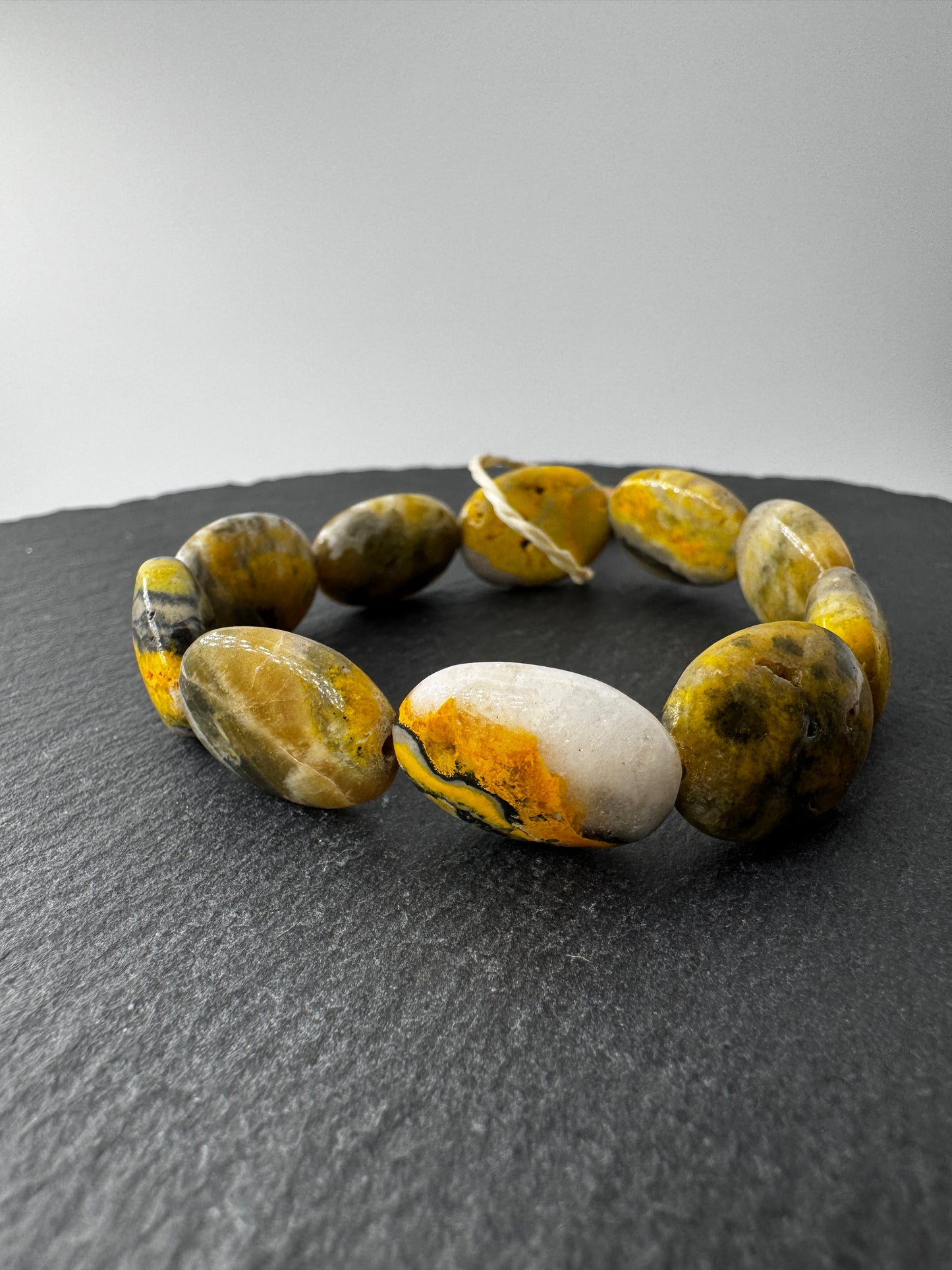 Armband aus Bumble Bee Jasper (Eclipse), ca. 19 cm Umfang, mit charakteristischer gelb-schwarz-oranger Bänderung