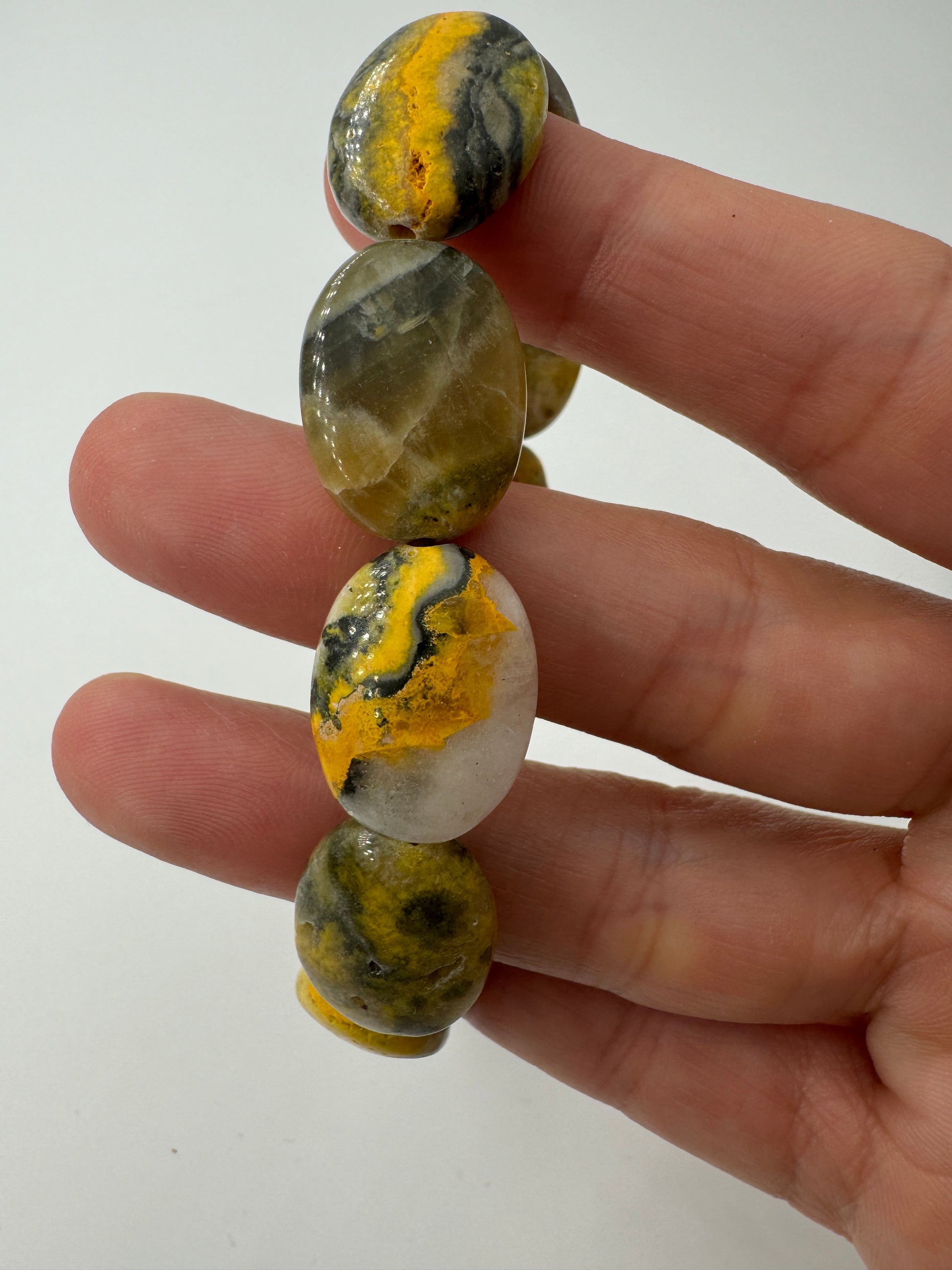 Armband aus Bumble Bee Jasper (Eclipse), ca. 19 cm Umfang, mit charakteristischer gelb-schwarz-oranger Bänderung