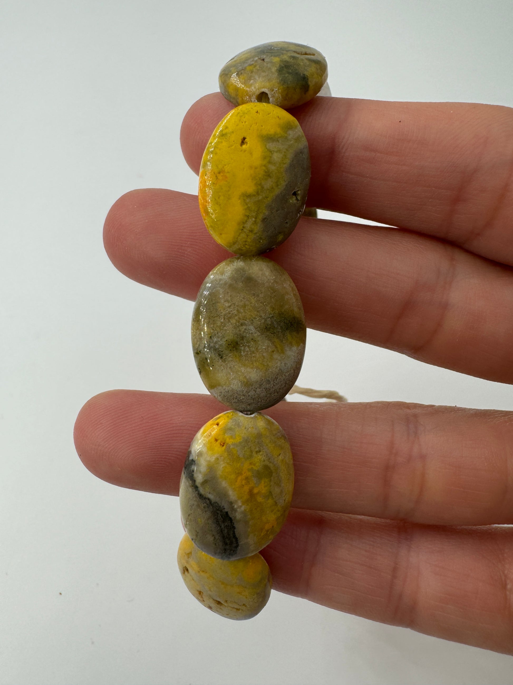 Armband aus Bumble Bee Jasper (Eclipse), ca. 19 cm Umfang, mit charakteristischer gelb-schwarz-oranger Bänderung