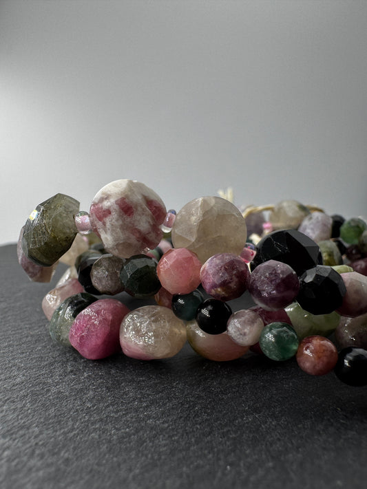 Armbänder aus buntem Turmalin – echtes Borsilikat-Mineral als Naturschmuck.