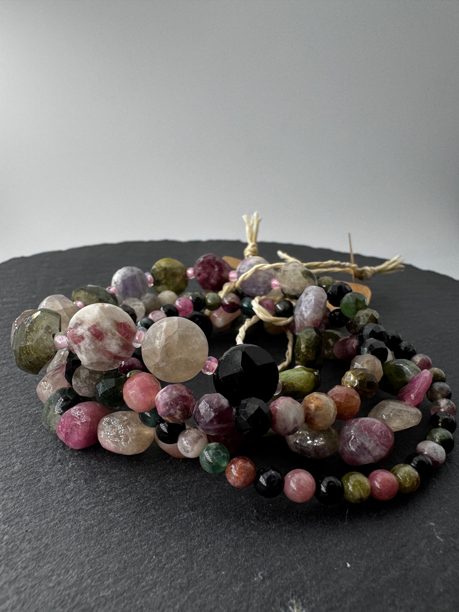 Armbänder aus buntem Turmalin – echtes Borsilikat-Mineral als Naturschmuck.