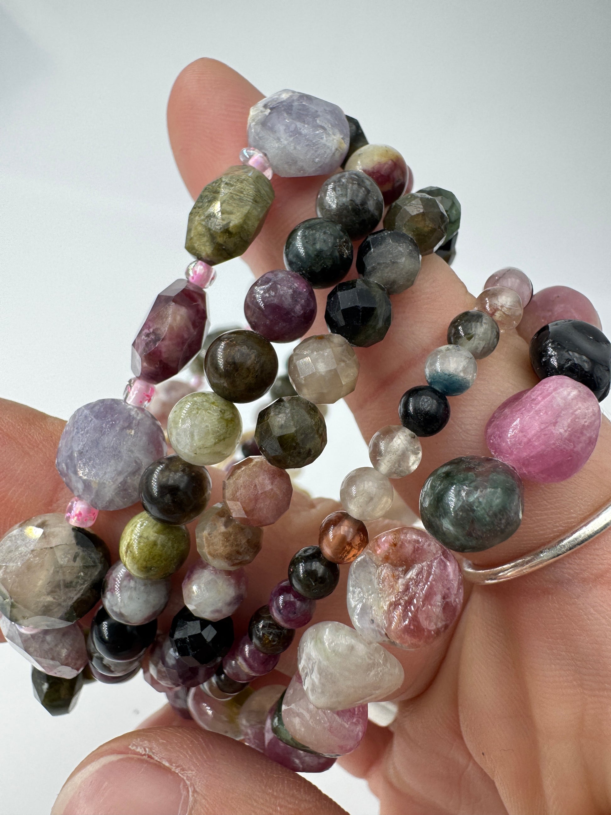 Armbänder aus buntem Turmalin – echtes Borsilikat-Mineral als Naturschmuck.
