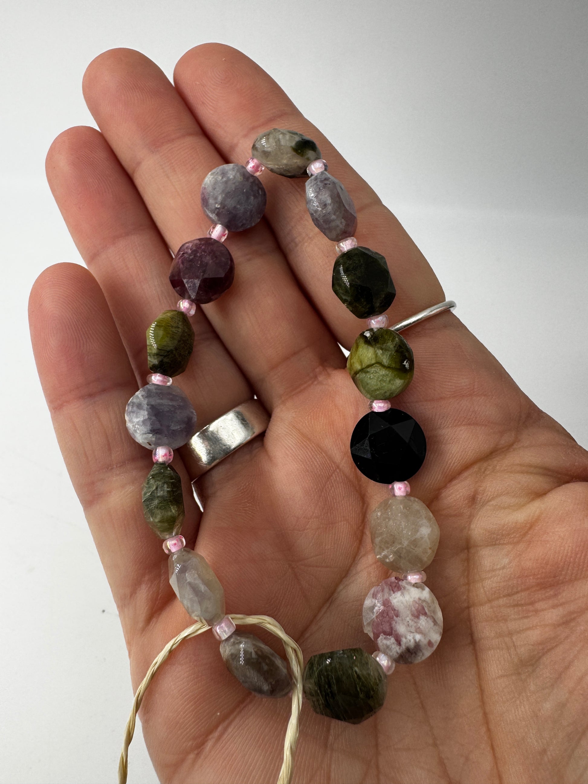 Armbänder aus buntem Turmalin mit Glasperlem – echtes Borsilikat-Mineral als Naturschmuck.