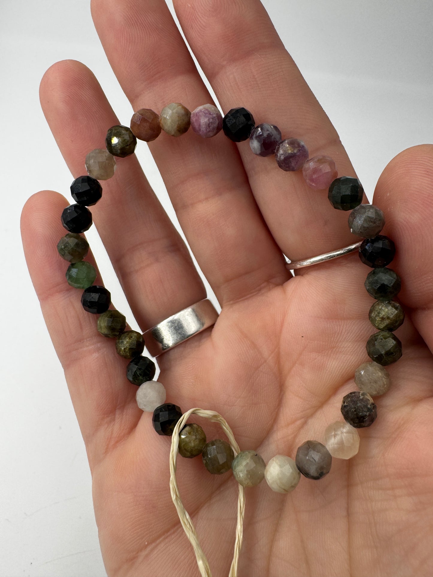 Armbänder aus buntem Turmalin – echtes Borsilikat-Mineral als Naturschmuck.