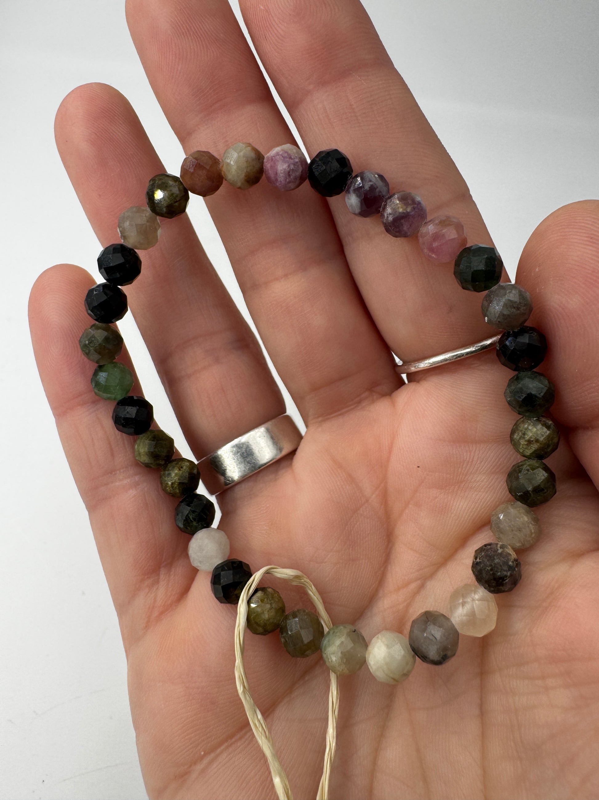 Armbänder aus buntem Turmalin – echtes Borsilikat-Mineral als Naturschmuck.