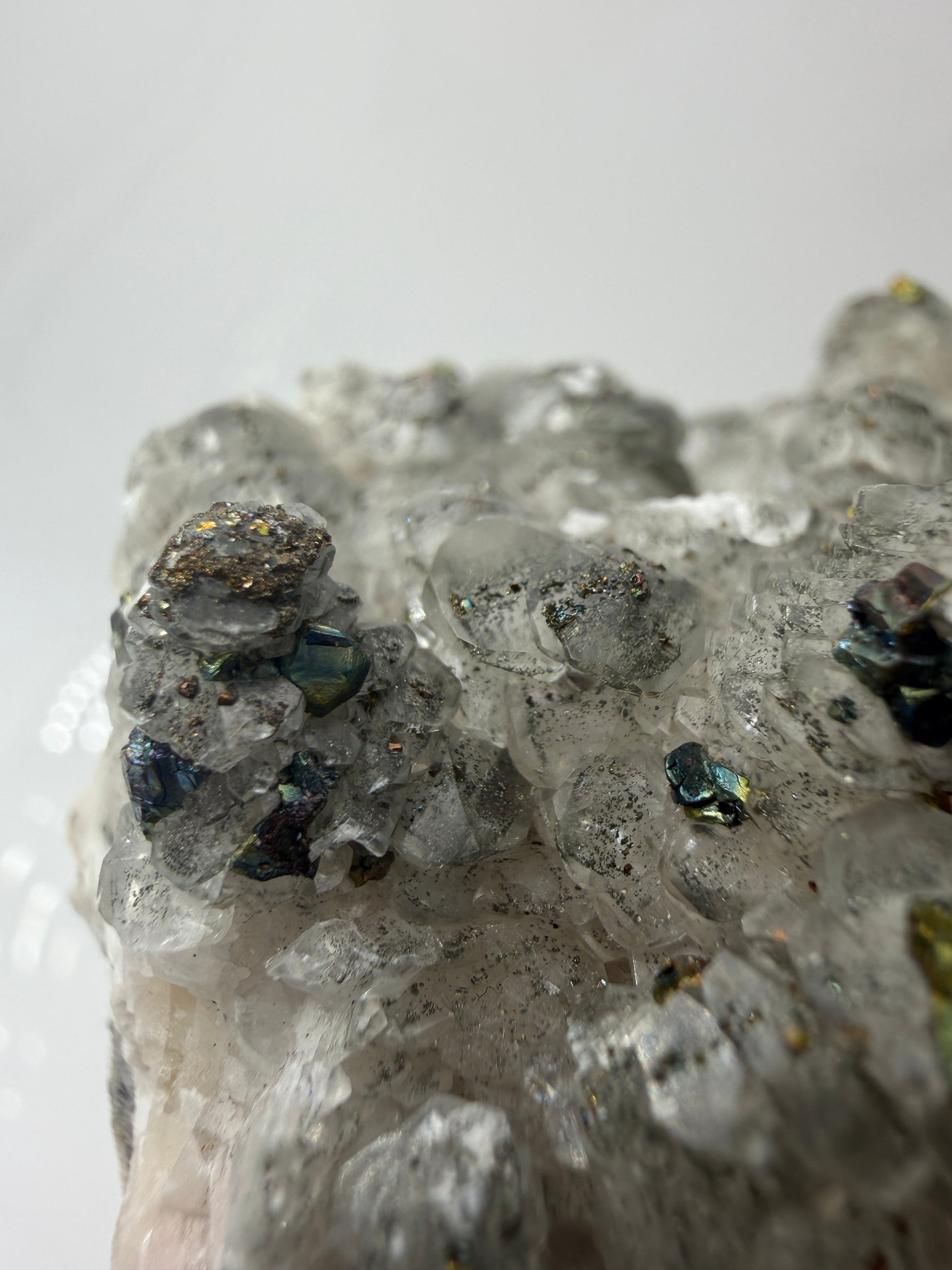Weißer Calcit mit goldglänzenden Pyrit-Kristallen auf Gesteinsmatrix aus Herdringen, Sauerland.