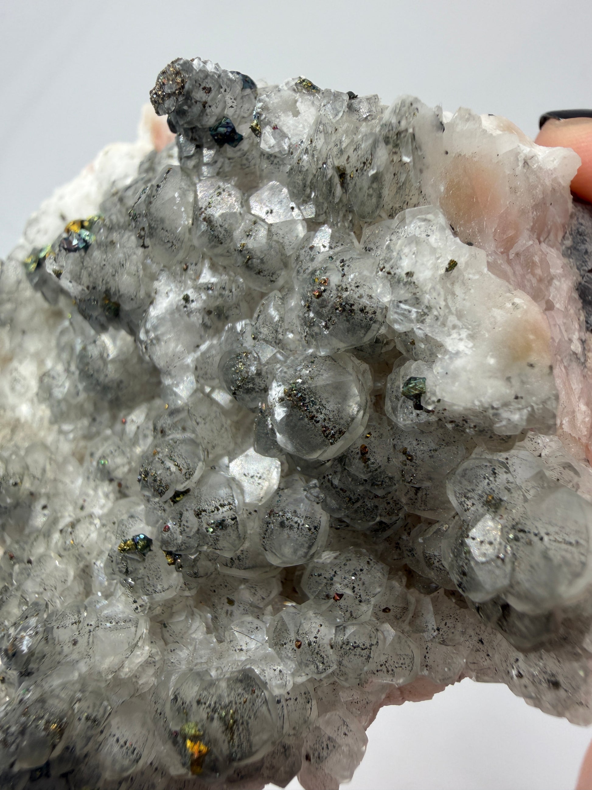 Weißer Calcit mit goldglänzenden Pyrit-Kristallen auf Gesteinsmatrix aus Herdringen, Sauerland.