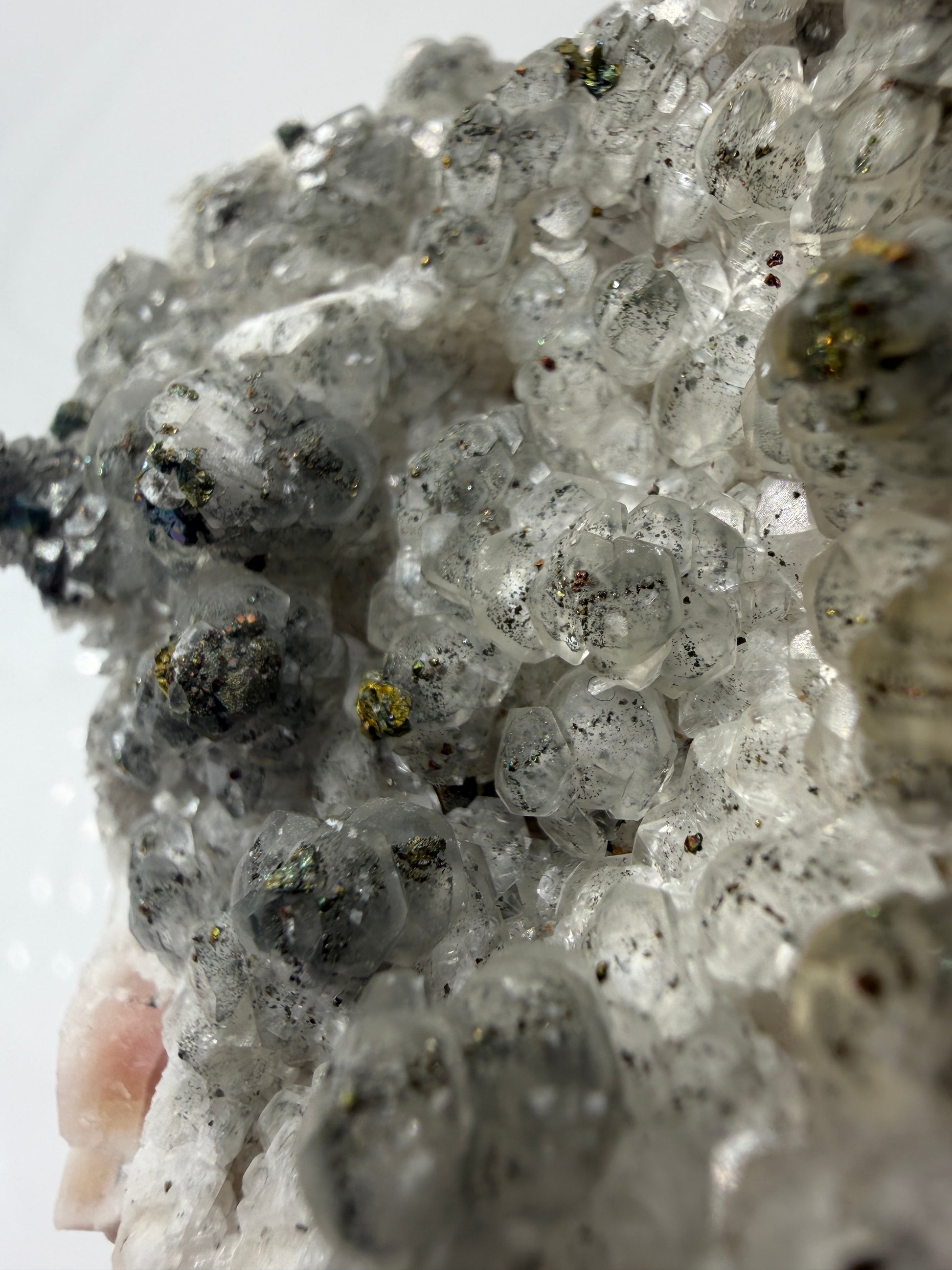Weißer Calcit mit goldglänzenden Pyrit-Kristallen auf Gesteinsmatrix aus Herdringen, Sauerland.