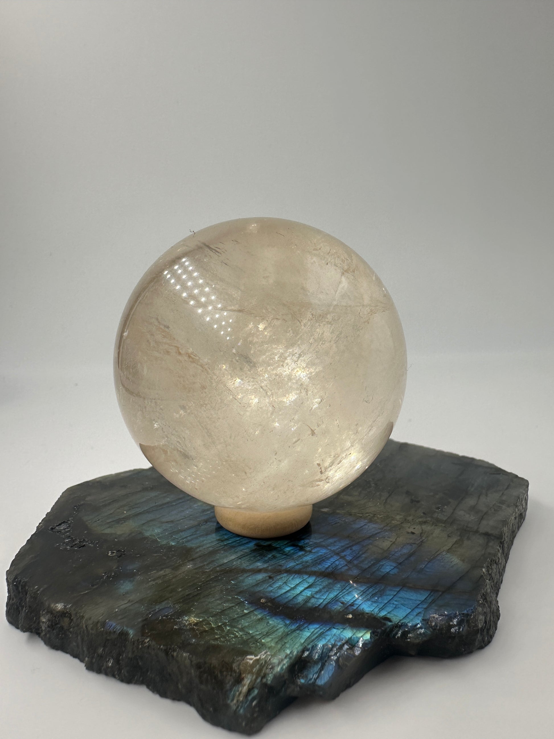 Calcit Kugel CK49 aus Optischem Calcit (Isländischer Doppelspat), Ø 5,3 cm, transparent mit Glasglanz