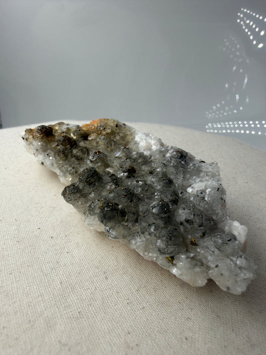 Weißer Calcit mit goldglänzenden Pyrit-Kristallen auf Gesteinsmatrix aus Herdringen, Sauerland.