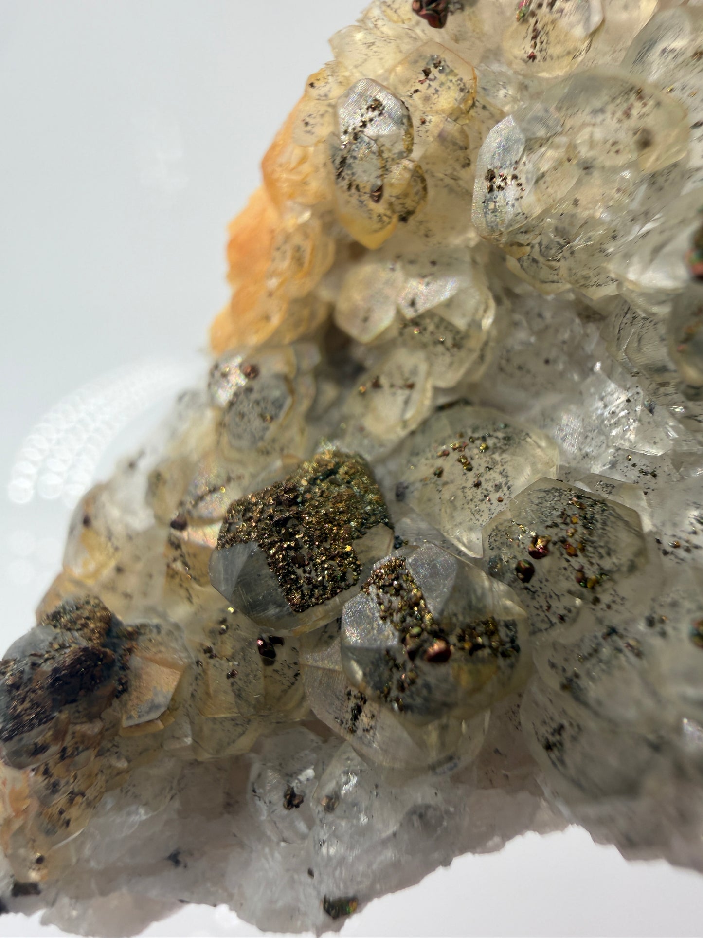 Weißer Calcit mit goldglänzenden Pyrit-Kristallen auf Gesteinsmatrix aus Herdringen, Sauerland.