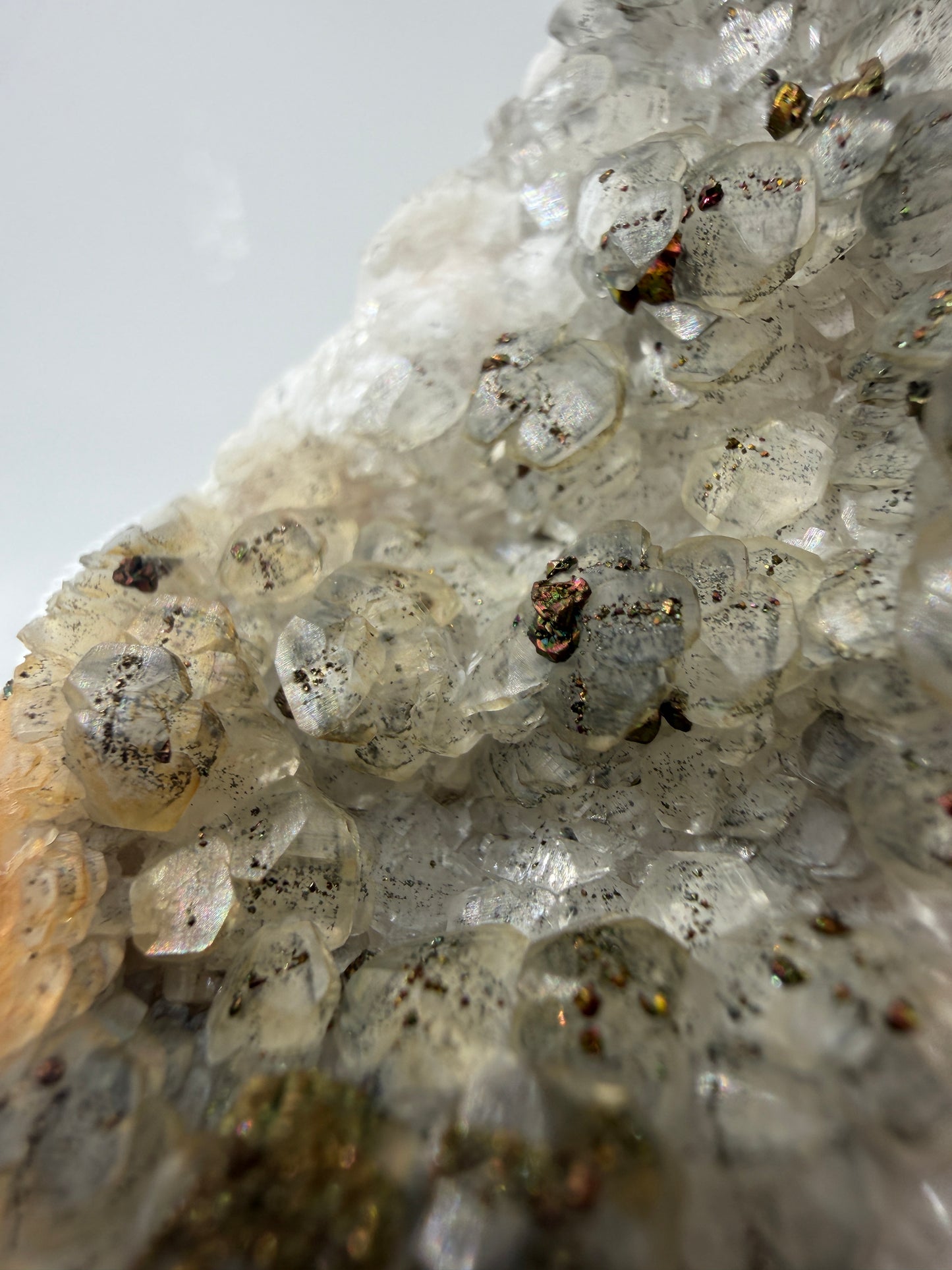 Weißer Calcit mit goldglänzenden Pyrit-Kristallen auf Gesteinsmatrix aus Herdringen, Sauerland.