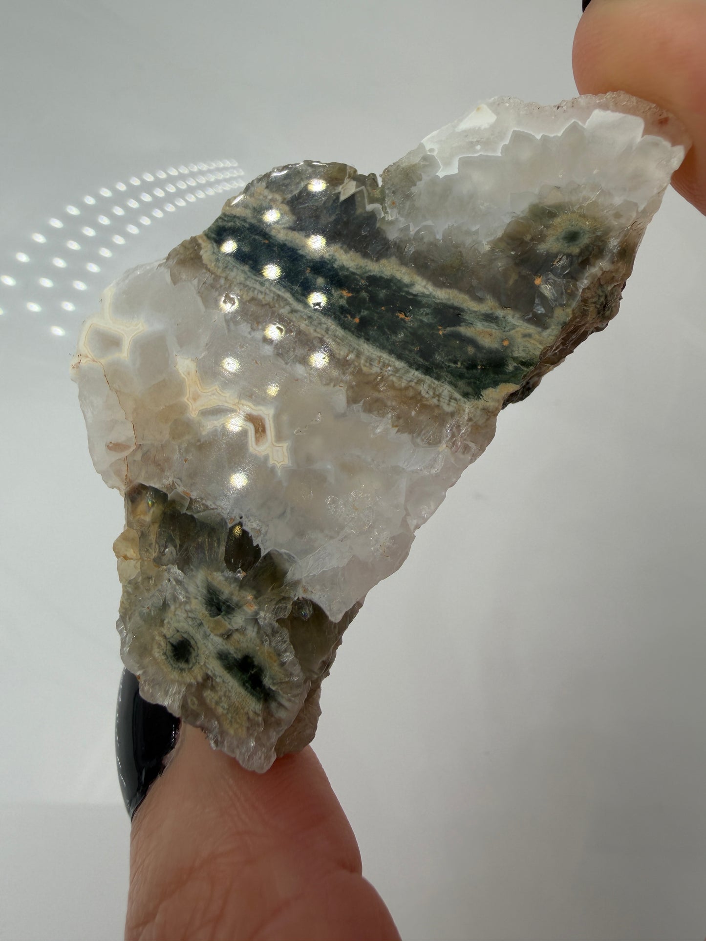 Polierte Platte aus sphärolitischem Chalcedon mit sichtbaren, kreisförmigen Mineral-Strukturen.