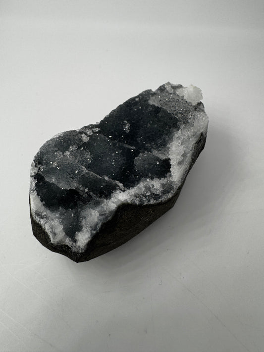 Chalcedon Rohstein CSB29, 6,8 × 3,6 cm – kryptokristalline Quarz-Varietät mit seidig-mattem Glänzen, längliche elegante Form.