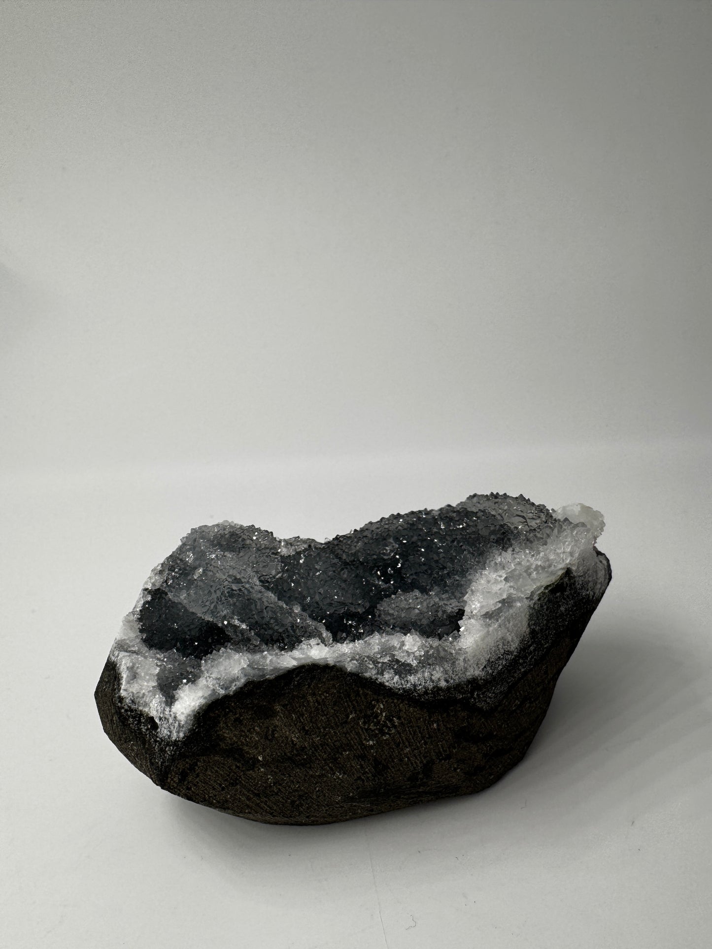 Chalcedon Rohstein CSB29, 6,8 × 3,6 cm – kryptokristalline Quarz-Varietät mit seidig-mattem Glänzen, längliche elegante Form.