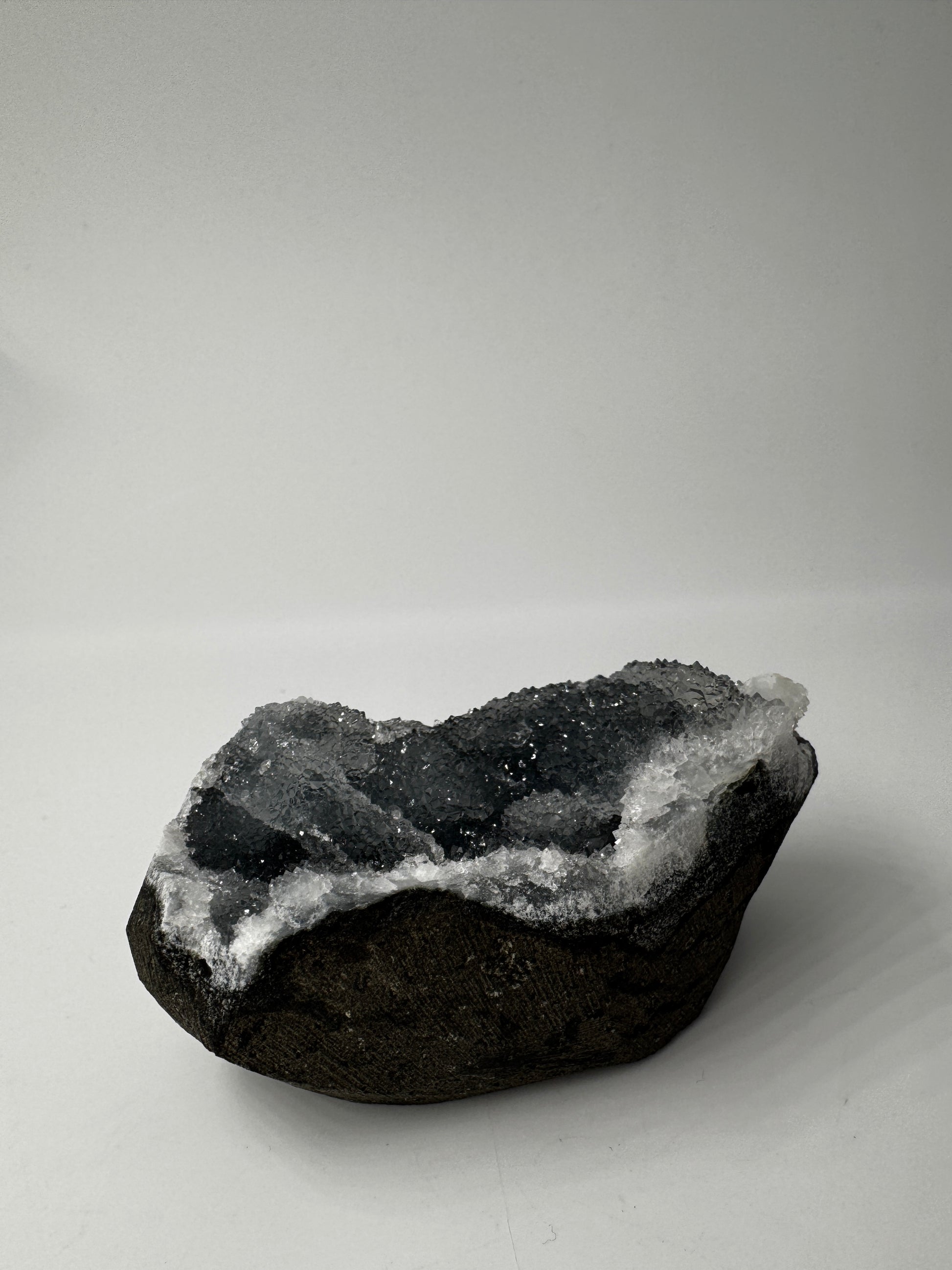 Chalcedon Rohstein CSB29, 6,8 × 3,6 cm – kryptokristalline Quarz-Varietät mit seidig-mattem Glänzen, längliche elegante Form.