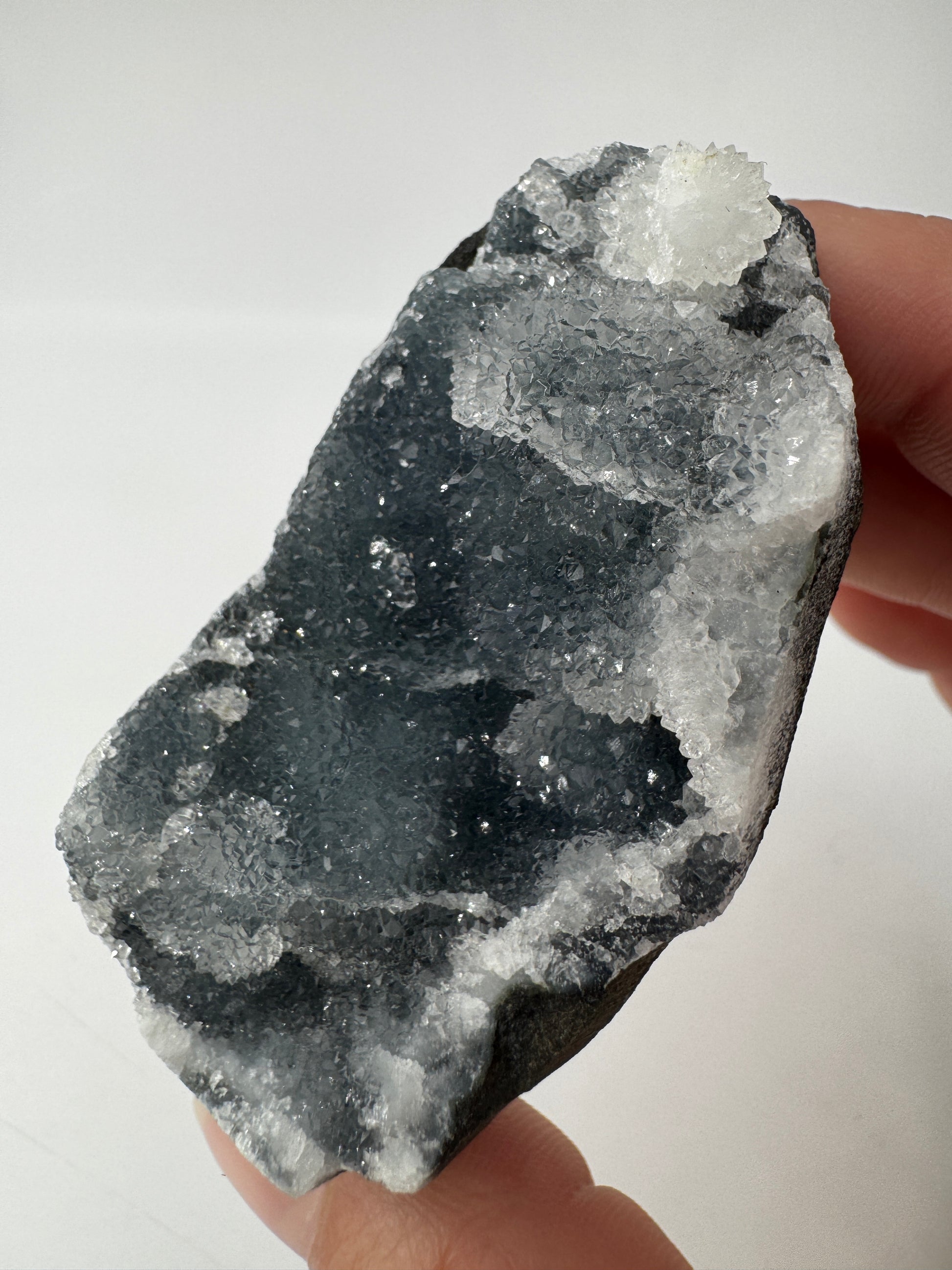 Chalcedon Rohstein CSB29, 6,8 × 3,6 cm – kryptokristalline Quarz-Varietät mit seidig-mattem Glänzen, längliche elegante Form.