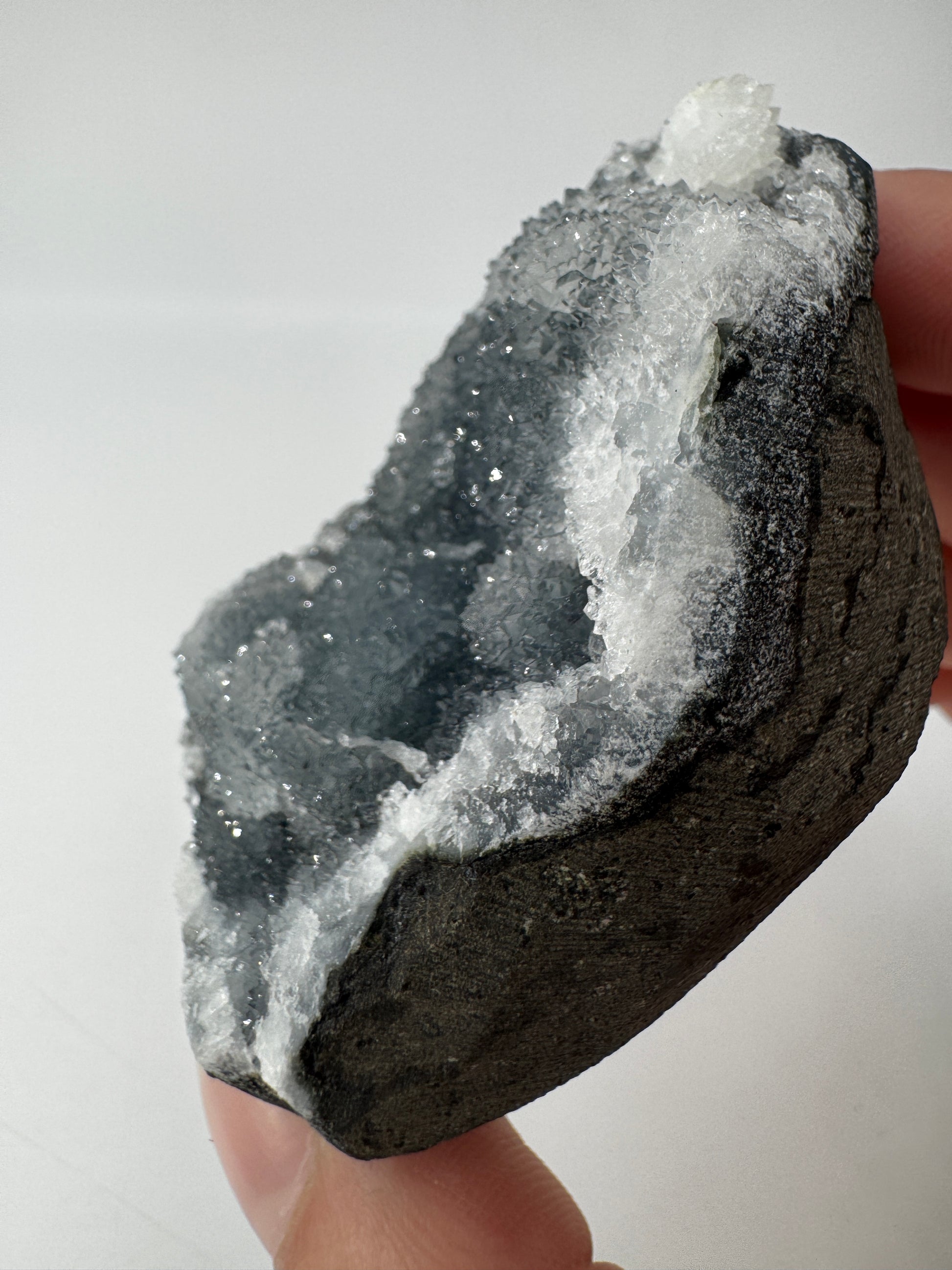 Chalcedon Rohstein CSB29, 6,8 × 3,6 cm – kryptokristalline Quarz-Varietät mit seidig-mattem Glänzen, längliche elegante Form.