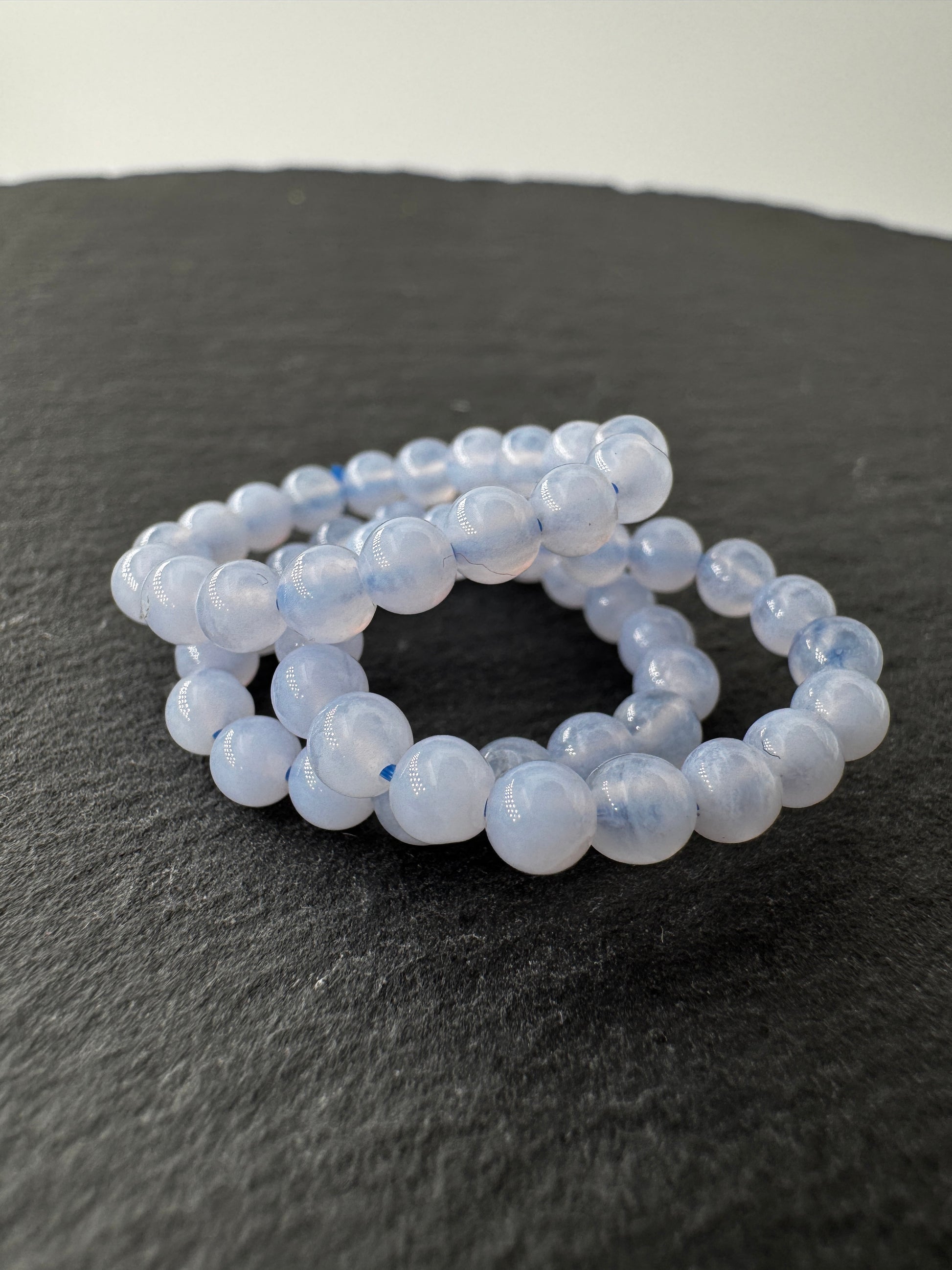 Elastischer Ring aus blauem Chalcedon mit 3,8–4-mm-Kugeln – milchig-blaues Transluzenz-Spiel, Ringdurchmesser 6 cm.