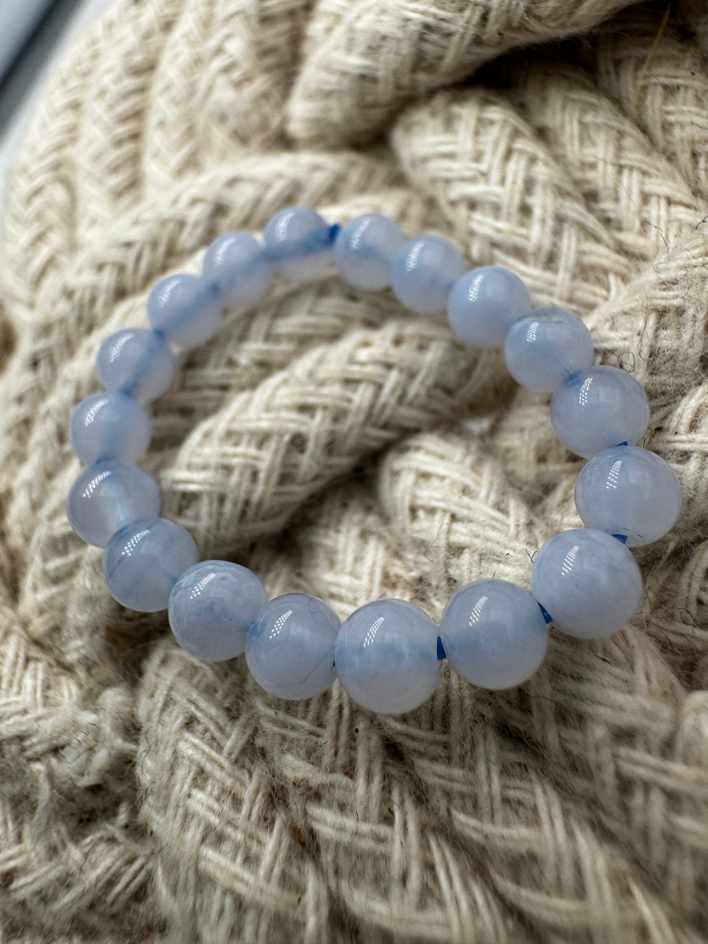 Elastischer Ring aus blauem Chalcedon mit 3,8–4-mm-Kugeln – milchig-blaues Transluzenz-Spiel, Ringdurchmesser 6 cm.