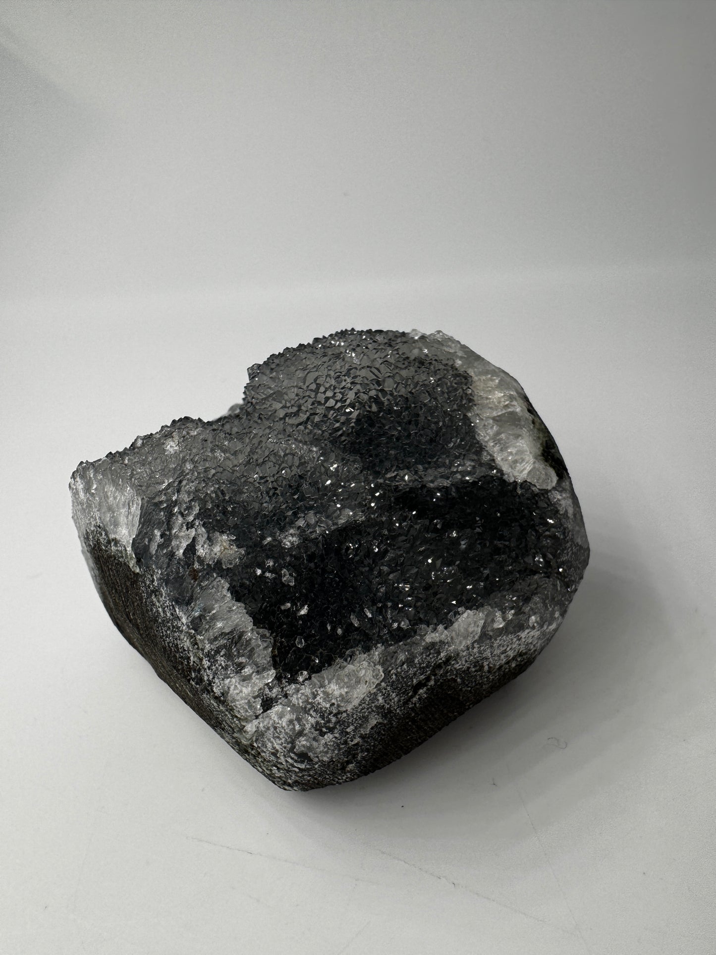 Chalcedon Rohstein CS29, 5,9 × 4,9 cm – kryptokristalline Quarz-Varietät mit seidig-mattem Glänzen, breite flächige Form.