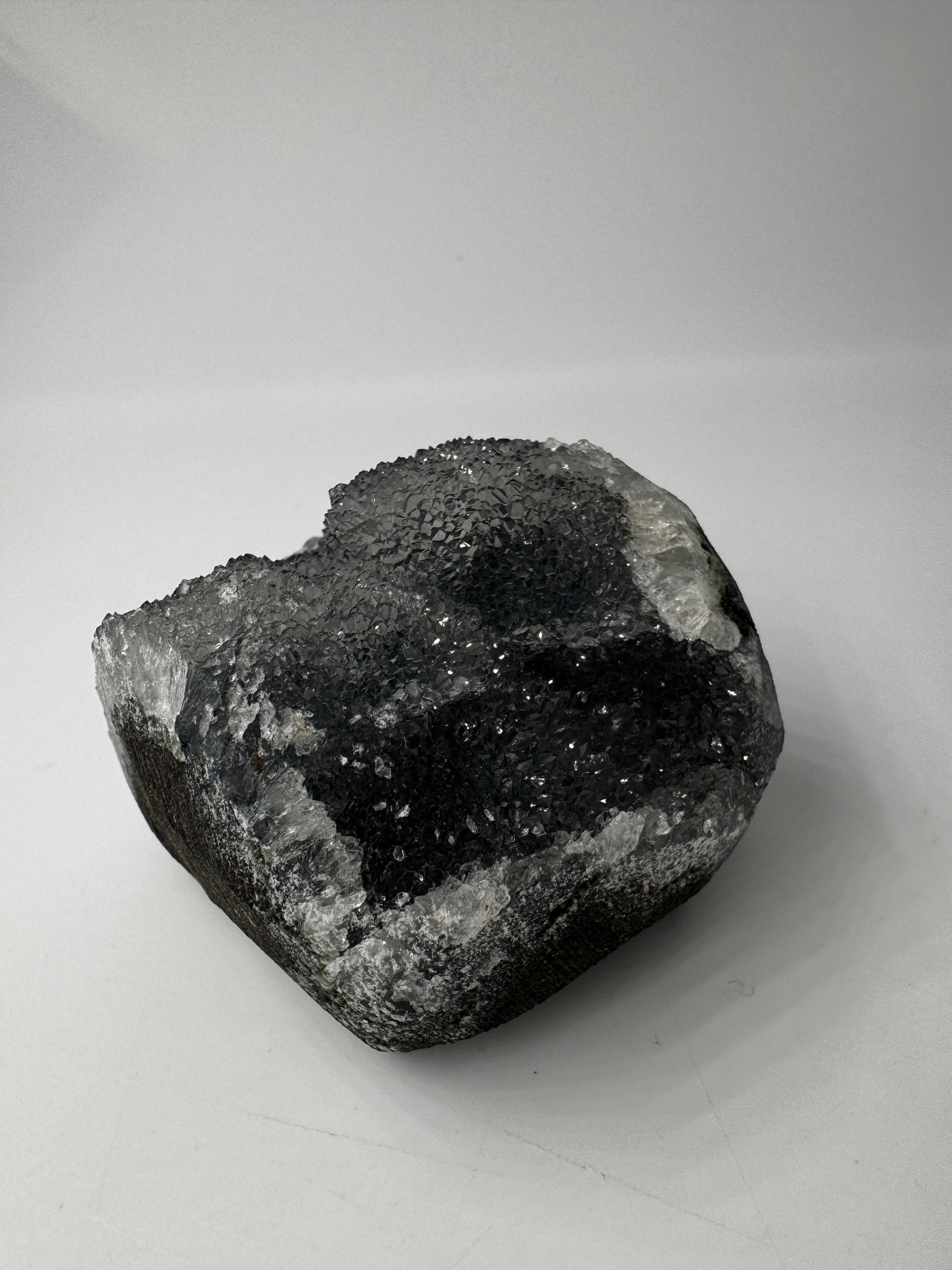 Chalcedon Rohstein CS29, 5,9 × 4,9 cm – kryptokristalline Quarz-Varietät mit seidig-mattem Glänzen, breite flächige Form.