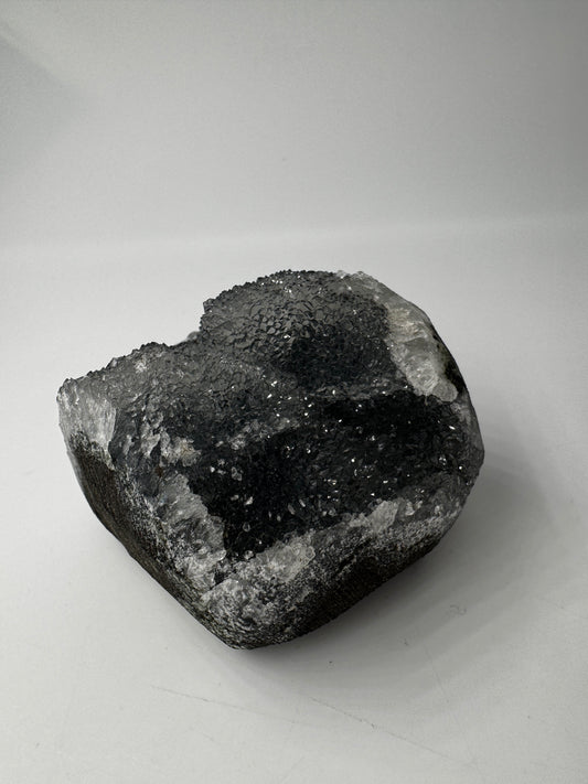 Chalcedon Rohstein CS29, 5,9 × 4,9 cm – kryptokristalline Quarz-Varietät mit seidig-mattem Glänzen, breite flächige Form.