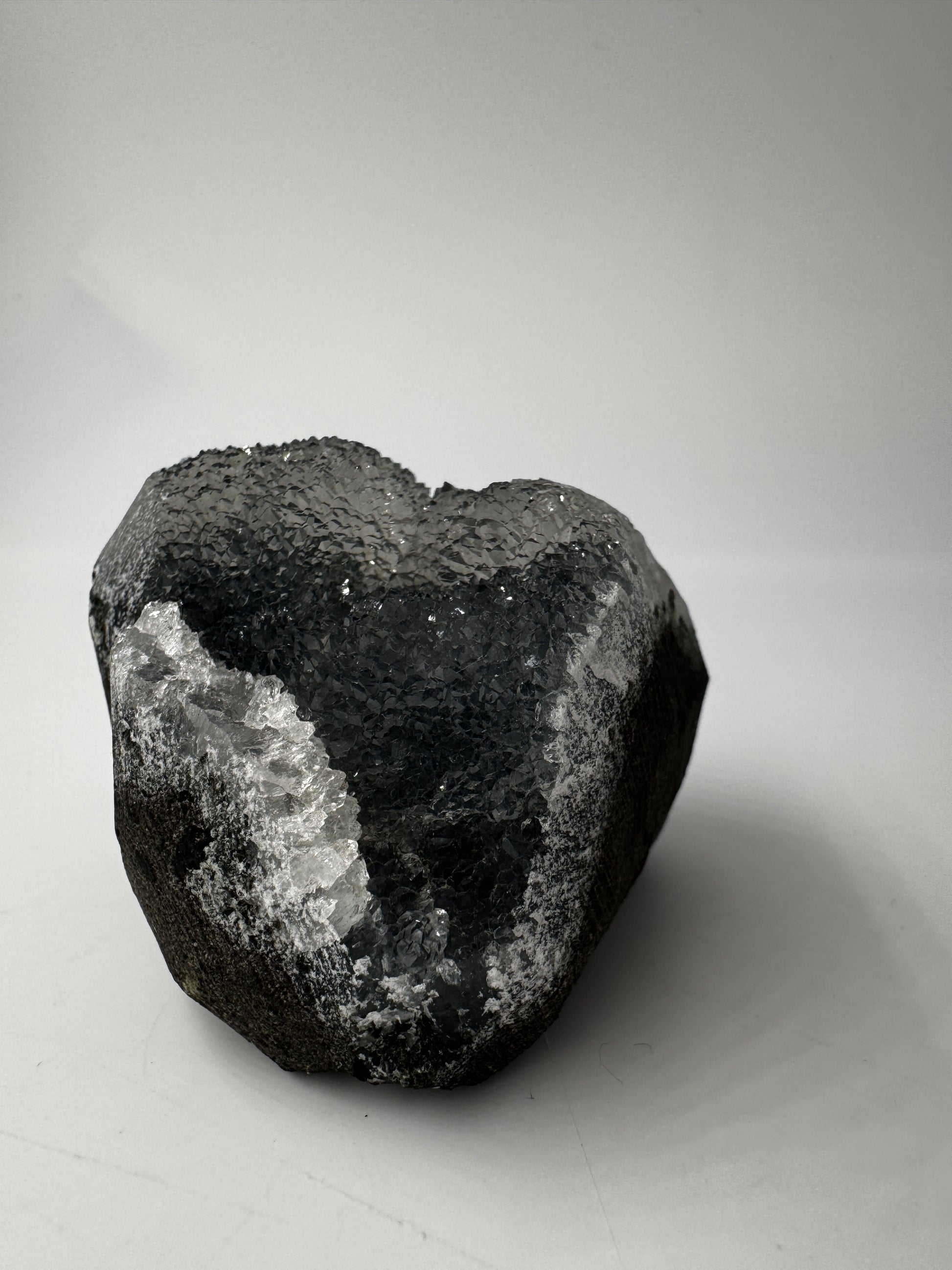 Chalcedon Rohstein CS29, 5,9 × 4,9 cm – kryptokristalline Quarz-Varietät mit seidig-mattem Glänzen, breite flächige Form.