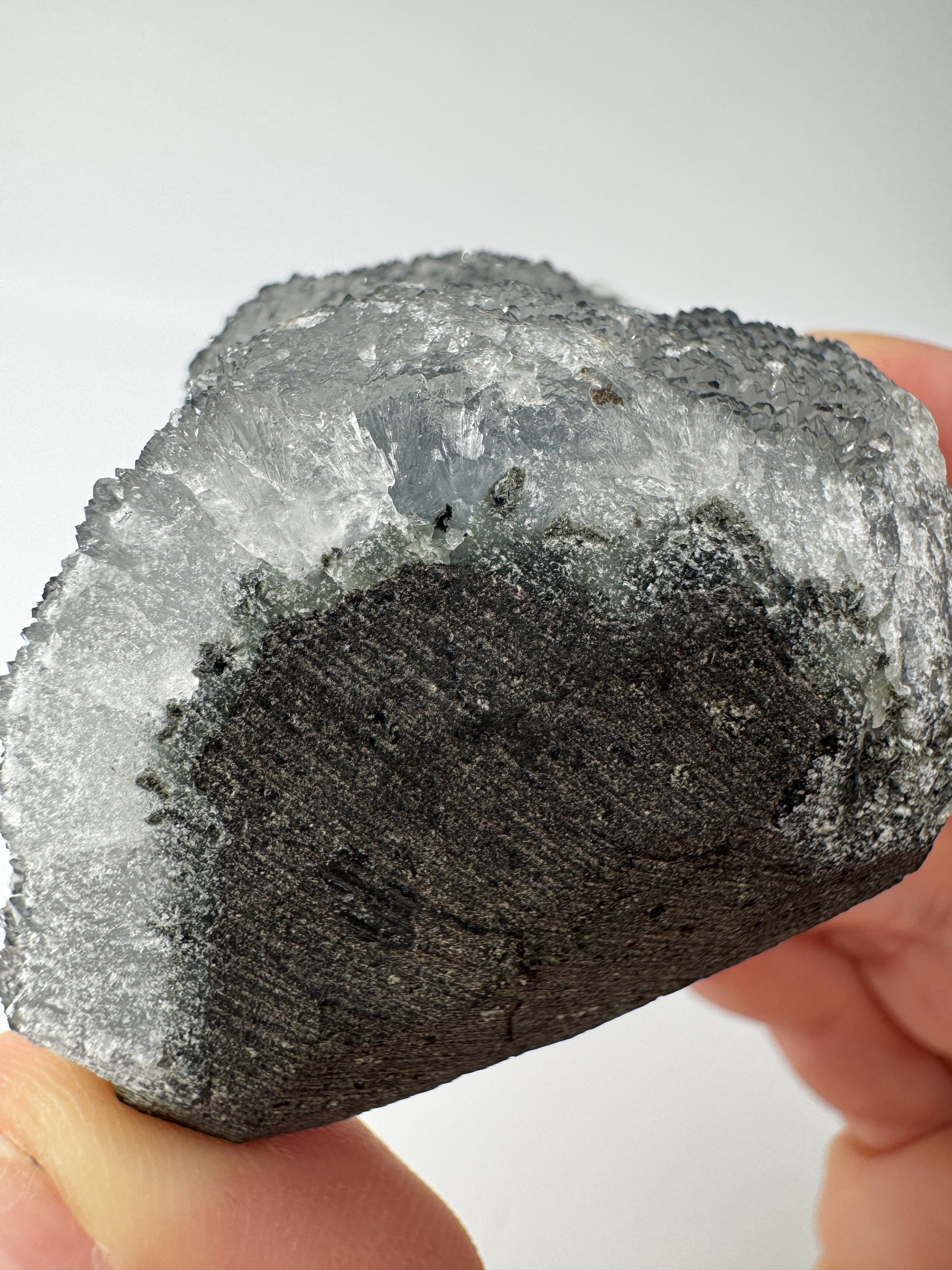 Chalcedon Rohstein CS29, 5,9 × 4,9 cm – kryptokristalline Quarz-Varietät mit seidig-mattem Glänzen, breite flächige Form.