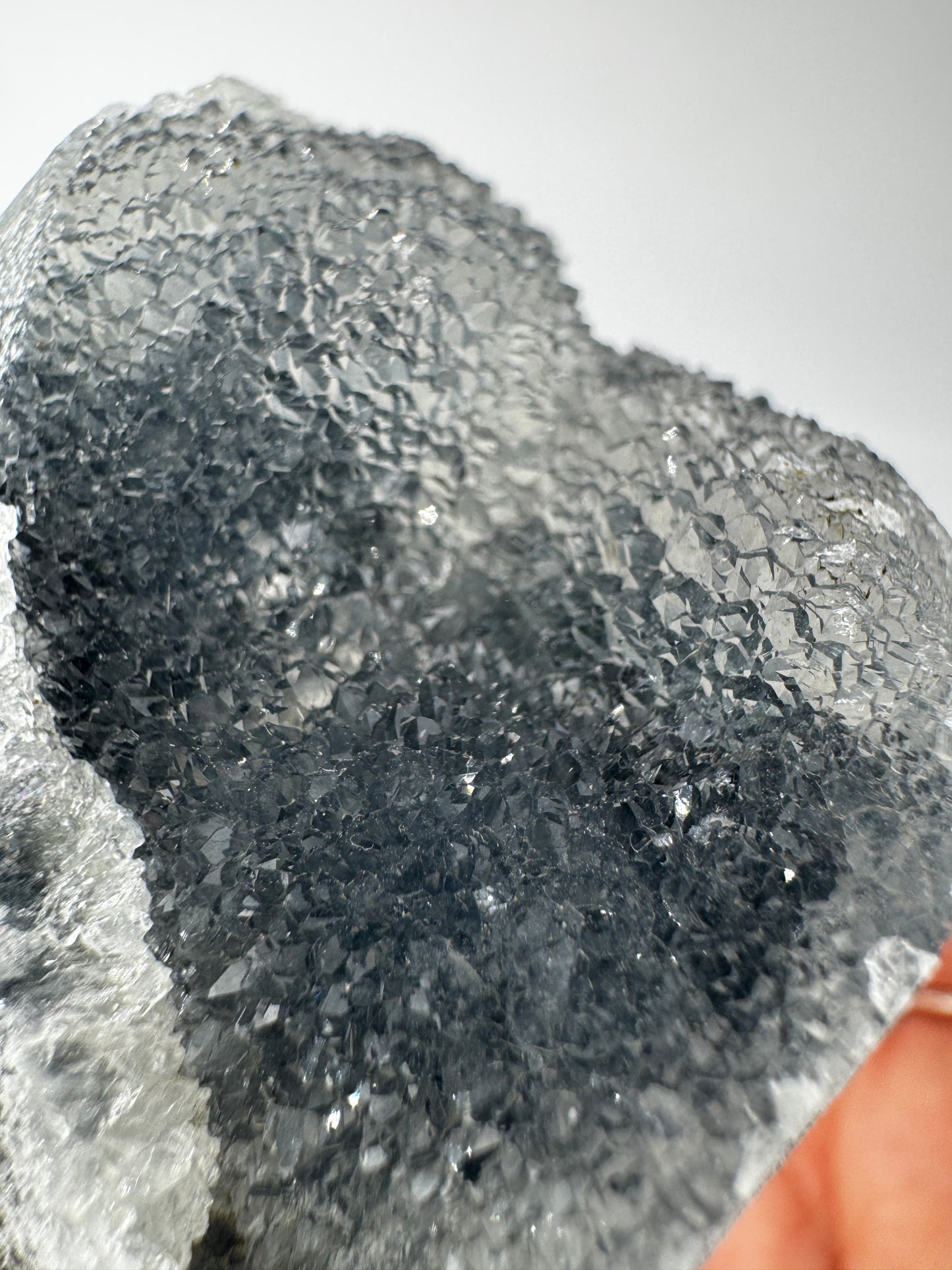 Chalcedon Rohstein CS29, 5,9 × 4,9 cm – kryptokristalline Quarz-Varietät mit seidig-mattem Glänzen, breite flächige Form.